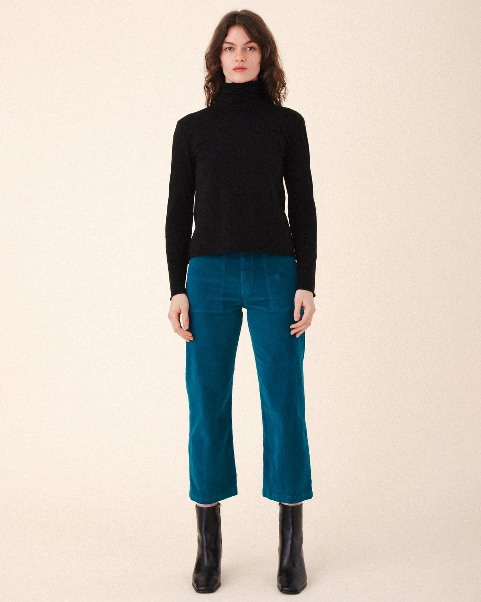 Barre T-Neck in Black - Image 2
