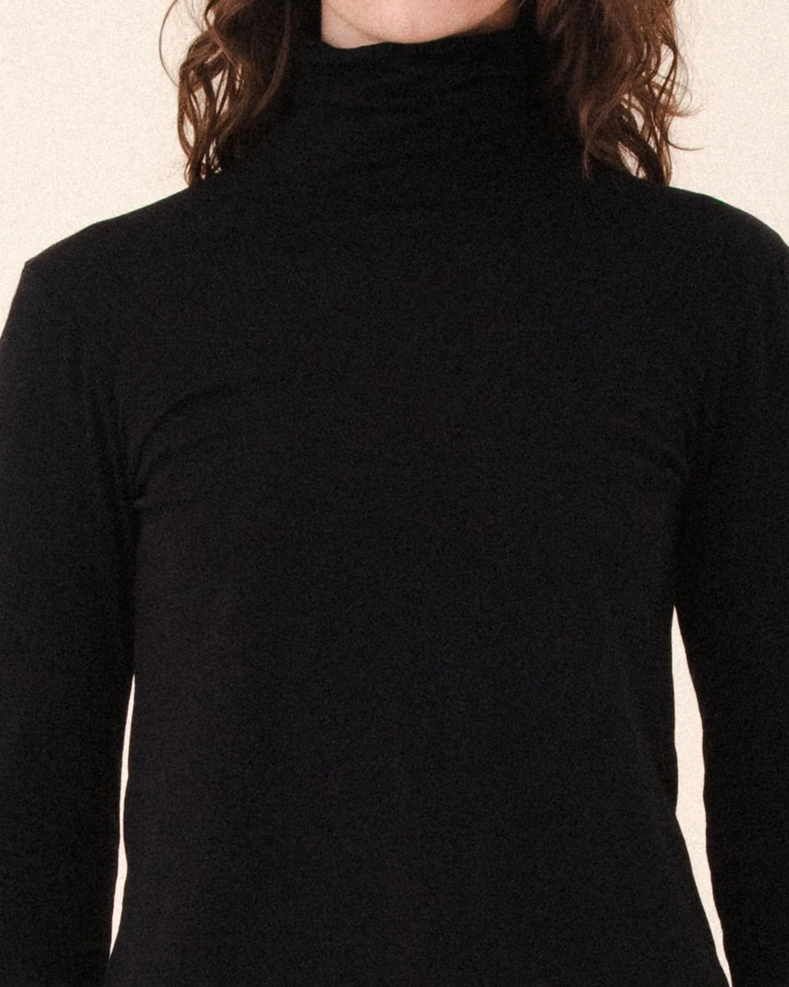 Barre T-Neck in Black - Image 3