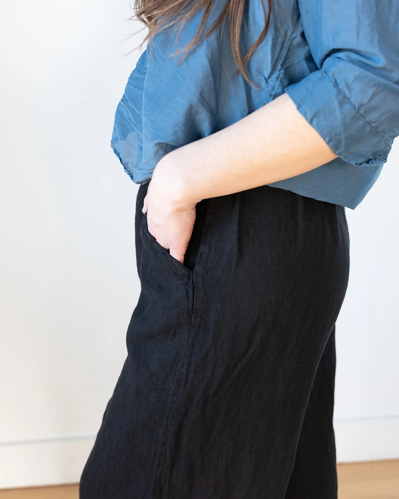 Becca Wide Leg Pant in Black Linen Twill - Image 4