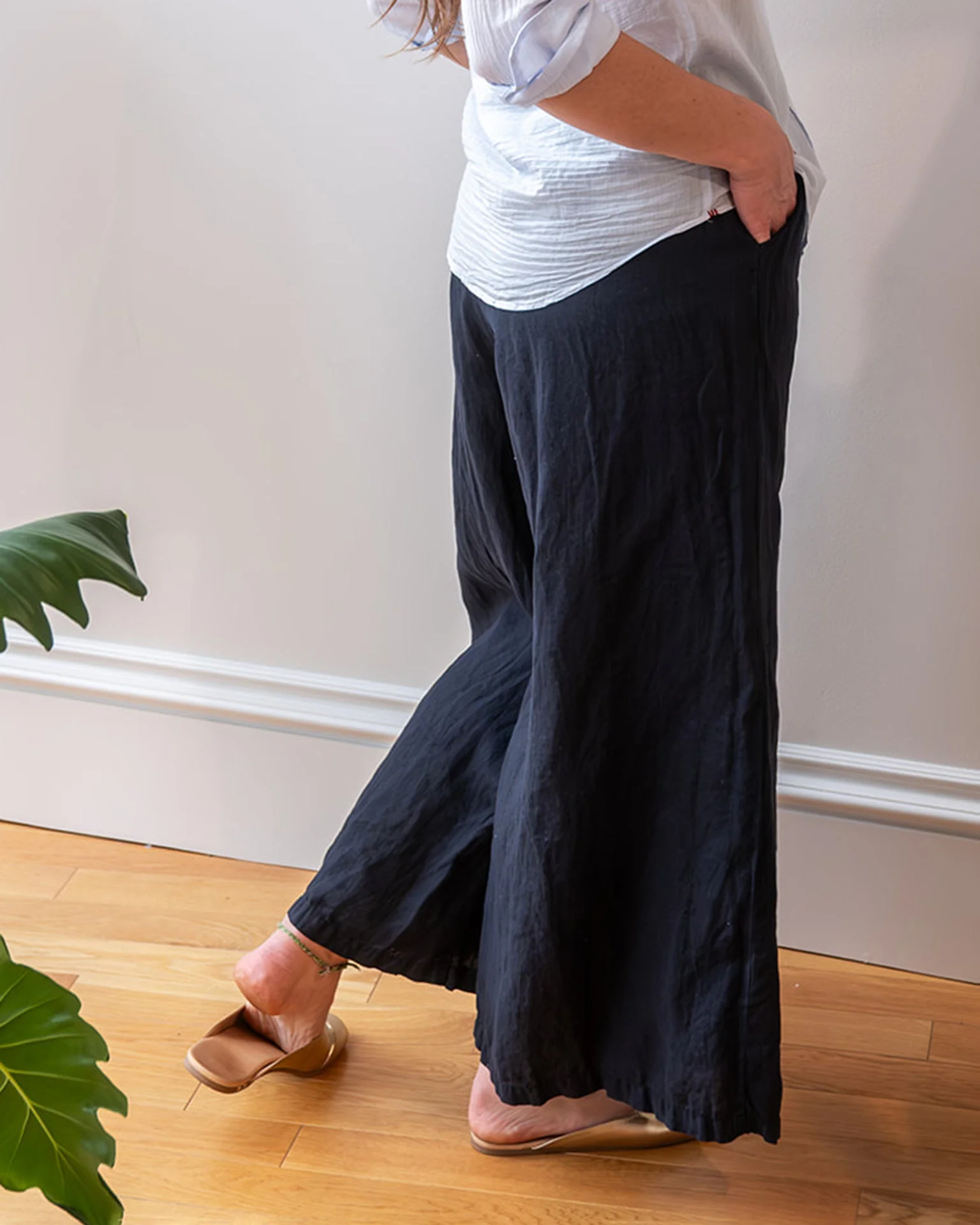 Becca Wide Leg Pant in Ink Linen - Image 5