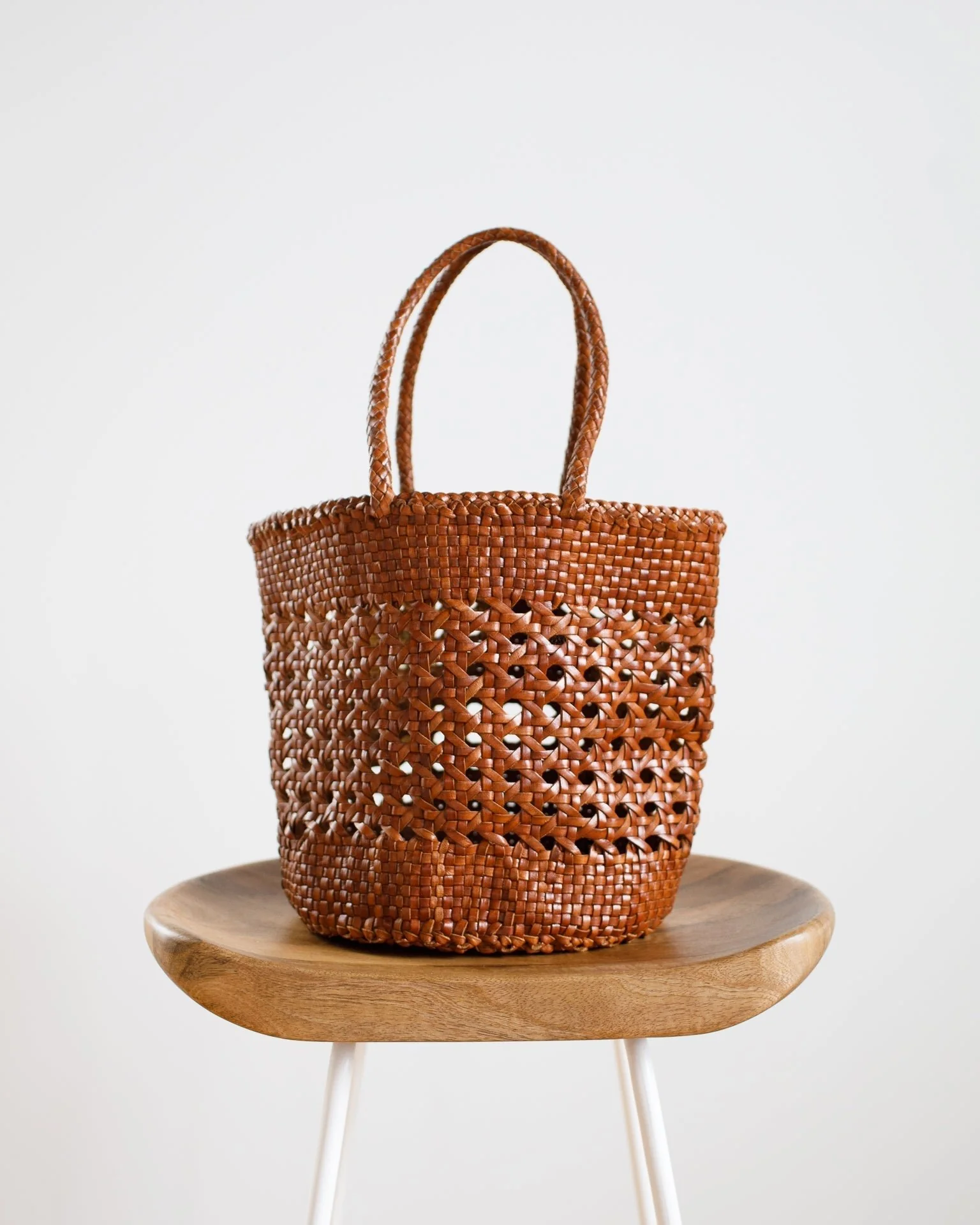 Cannage Bucket Big in Tan