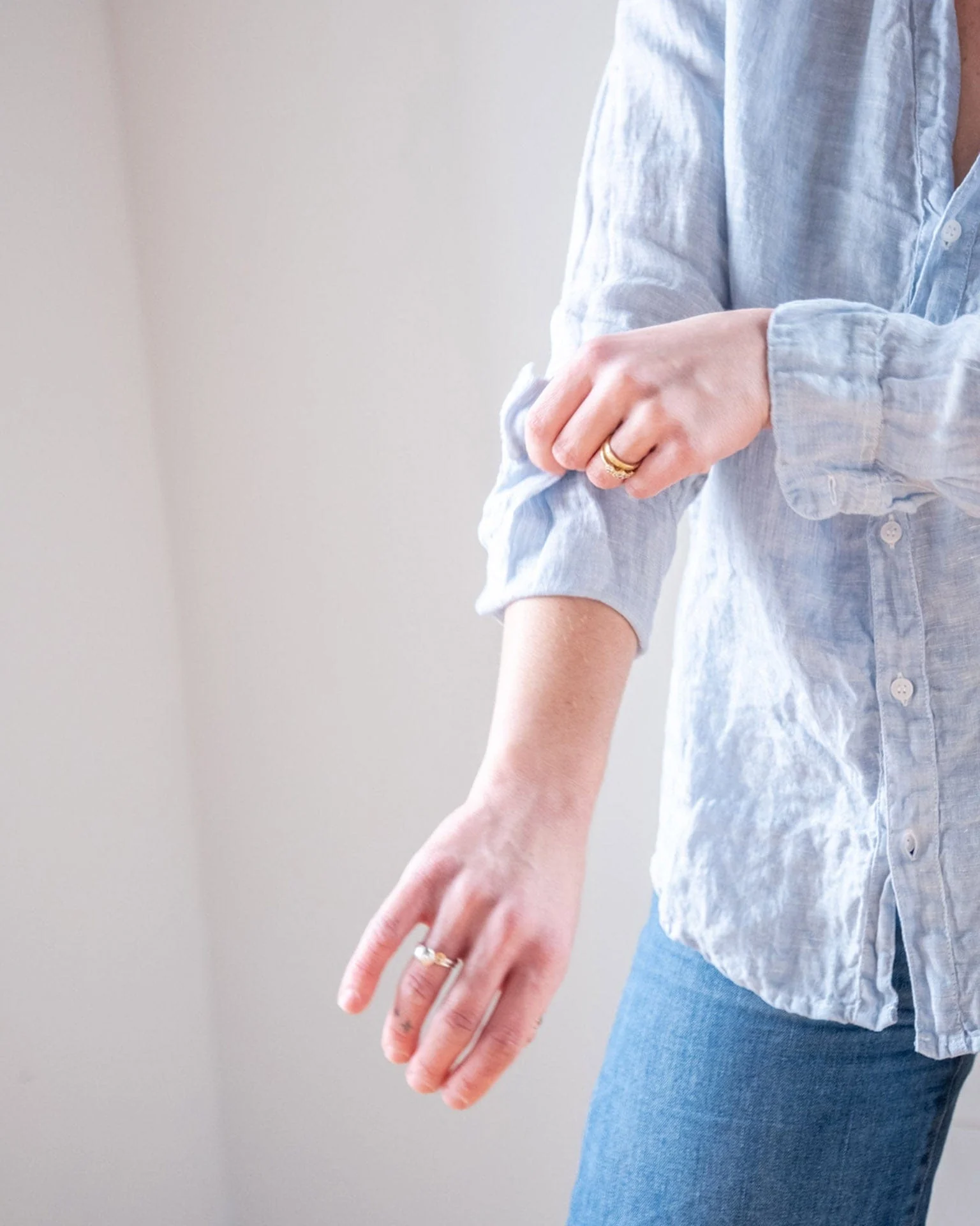 Carrie Fitted Blouse in Aqua Chambray Linen - Image 3