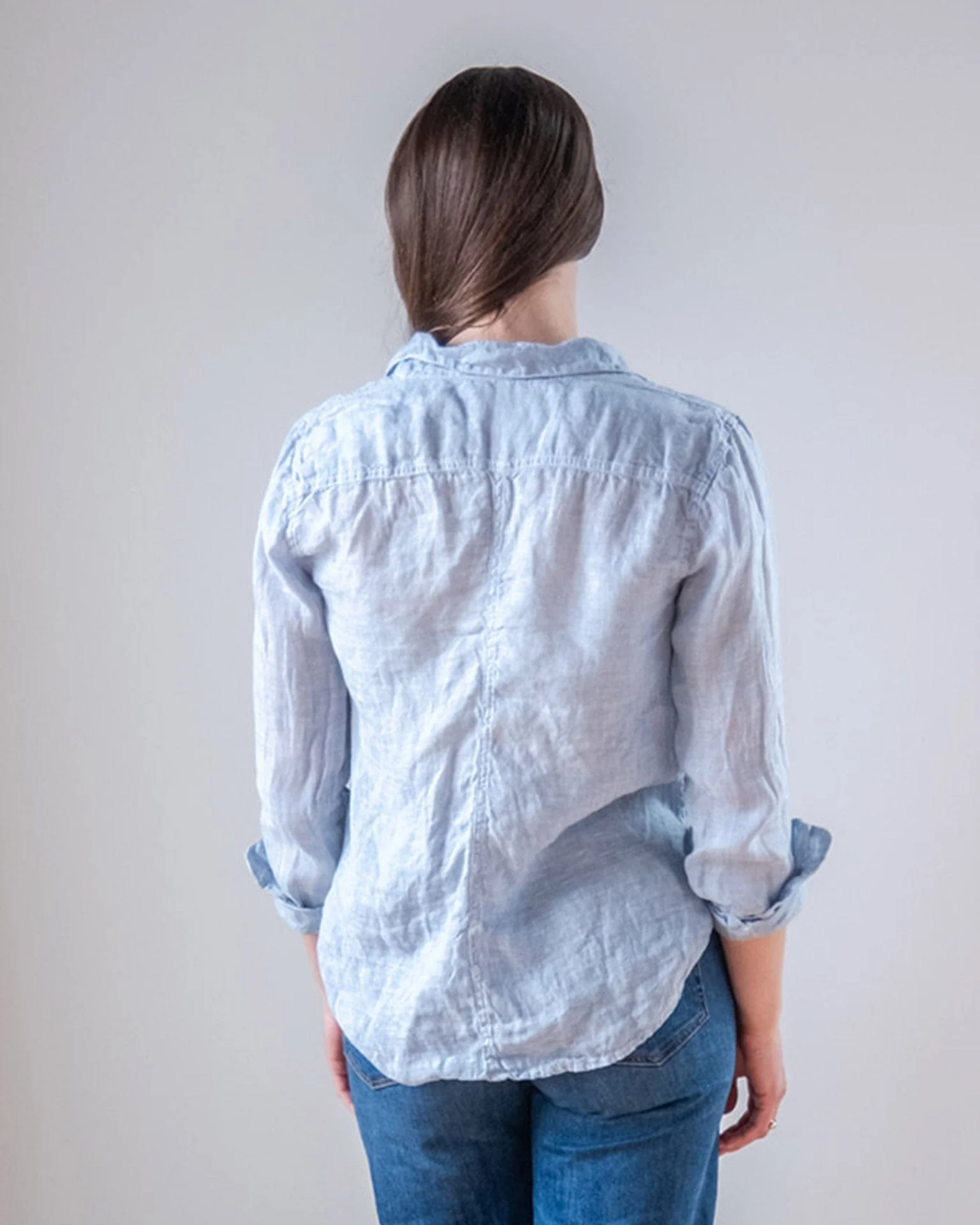Carrie Fitted Blouse in Aqua Chambray Linen - Image 4