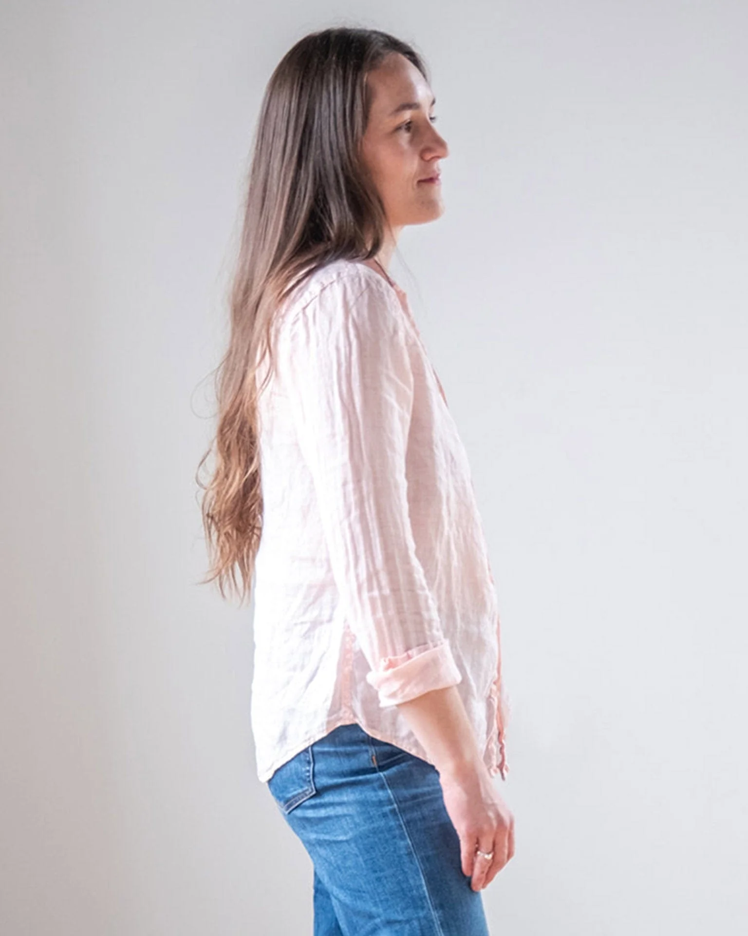 Carrie Fitted Blouse in Bermuda Sand Linen - Image 3