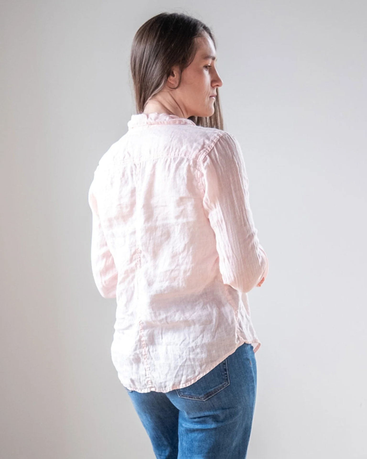 Carrie Fitted Blouse in Bermuda Sand Linen - Image 4