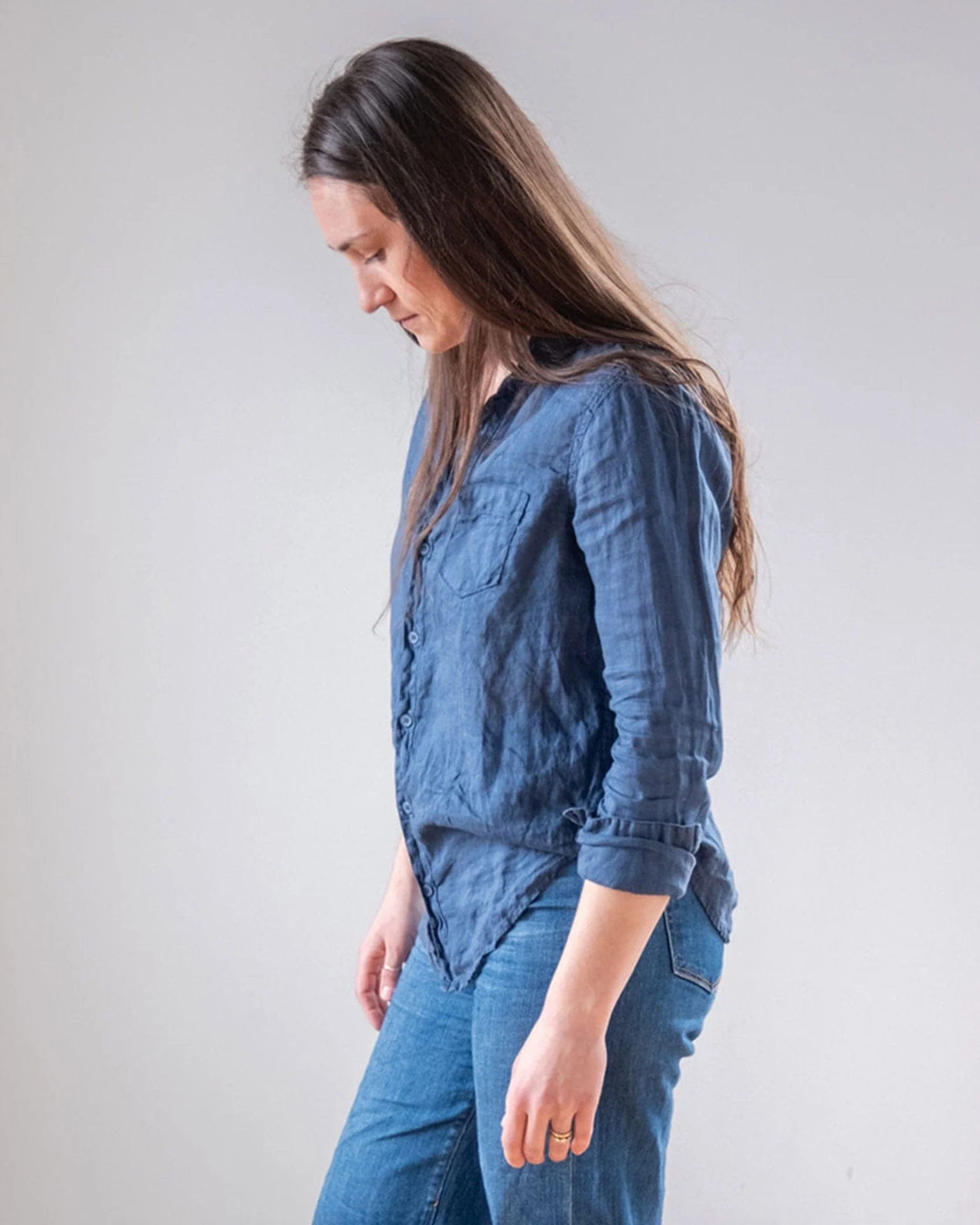 Carrie Fitted Blouse in Moonlit Ocean Linen - Image 3