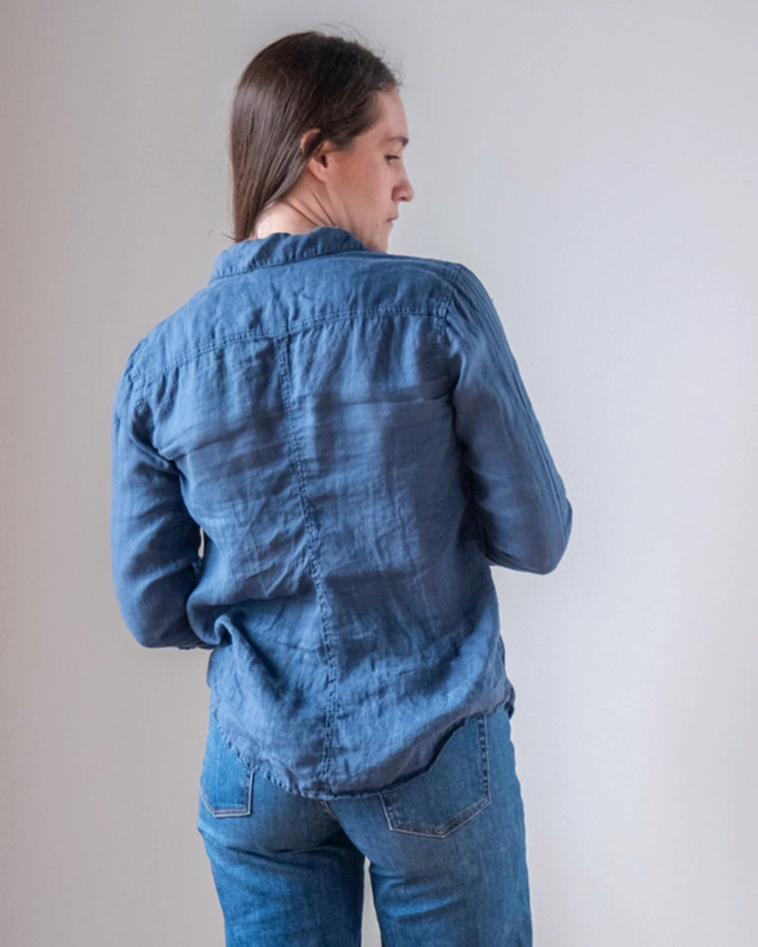 Carrie Fitted Blouse in Moonlit Ocean Linen - Image 4