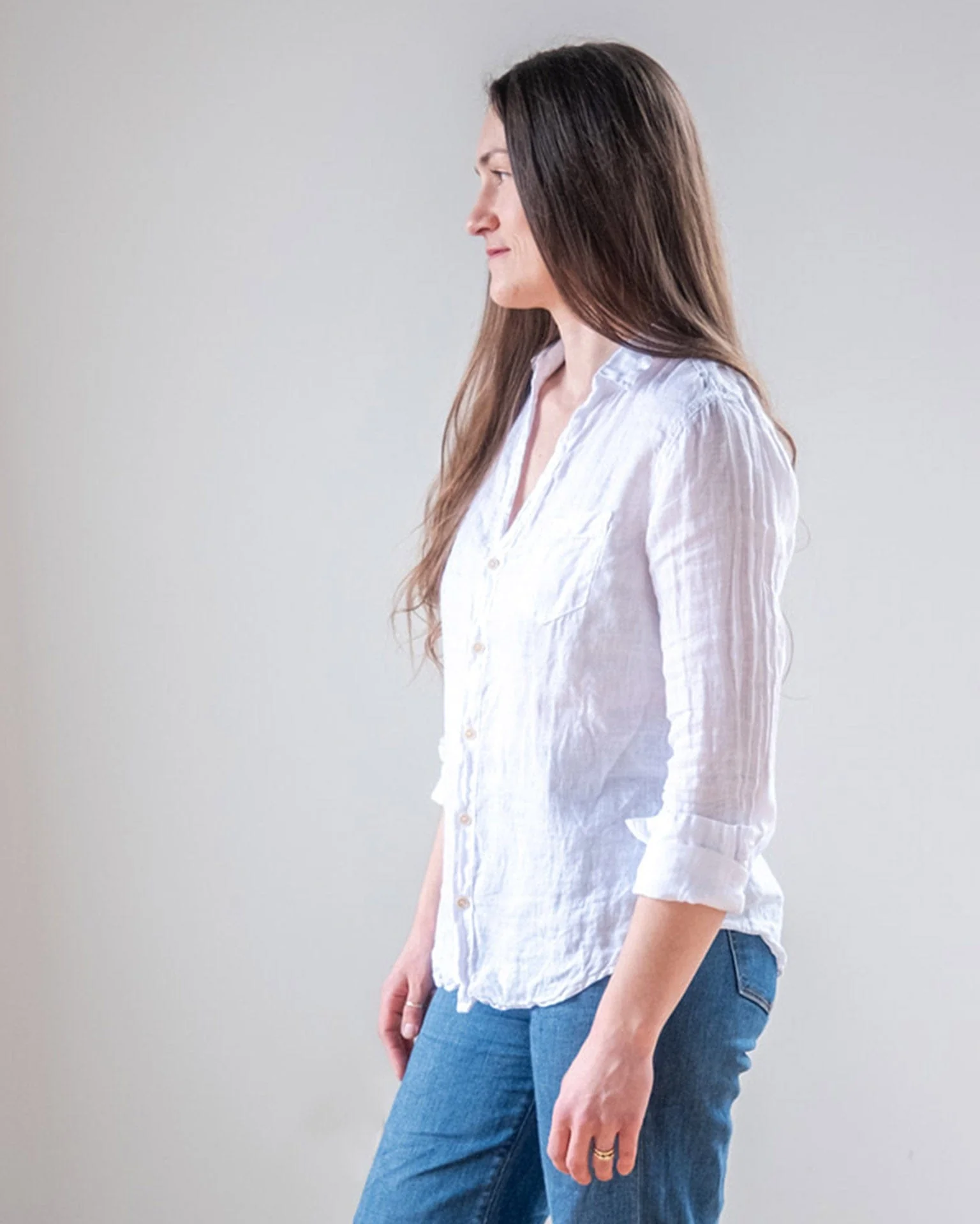 Carrie Fitted Blouse in White Linen - Image 3