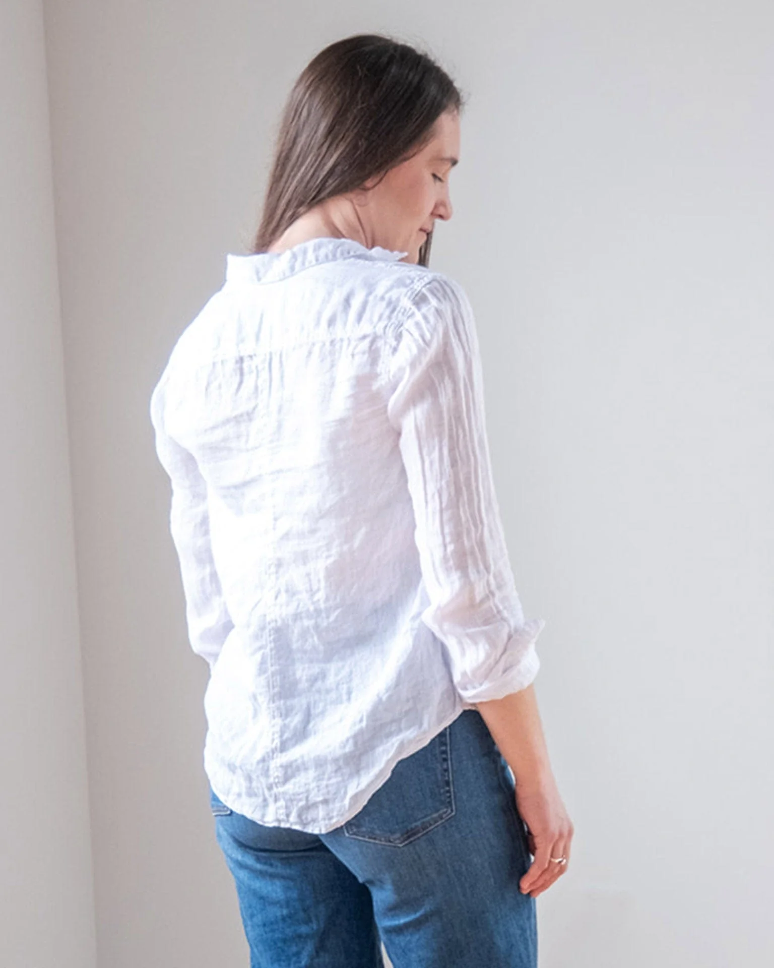 Carrie Fitted Blouse in White Linen - Image 4