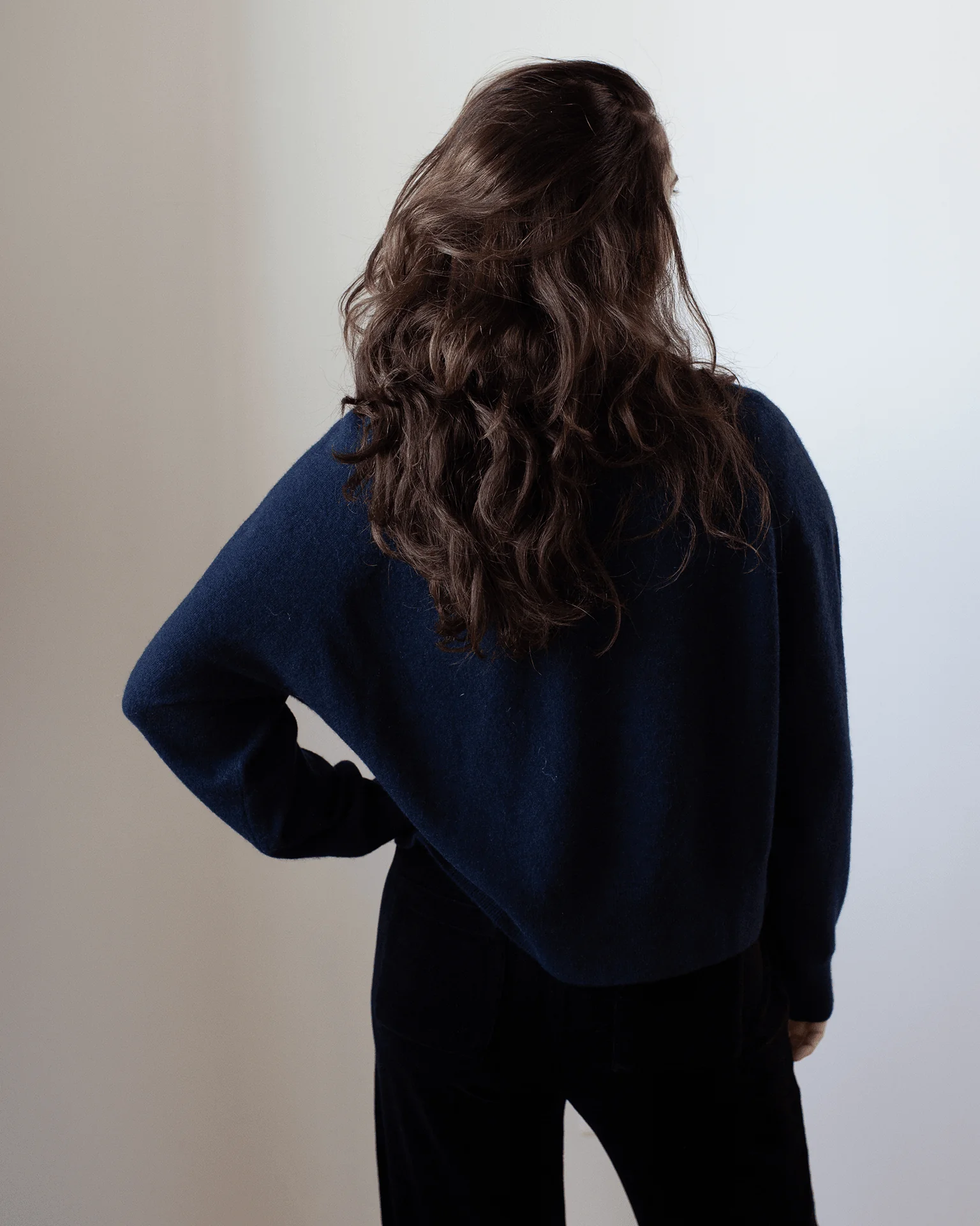 Cashmere Easy Sweatshirt in Deep Navy - Image 4