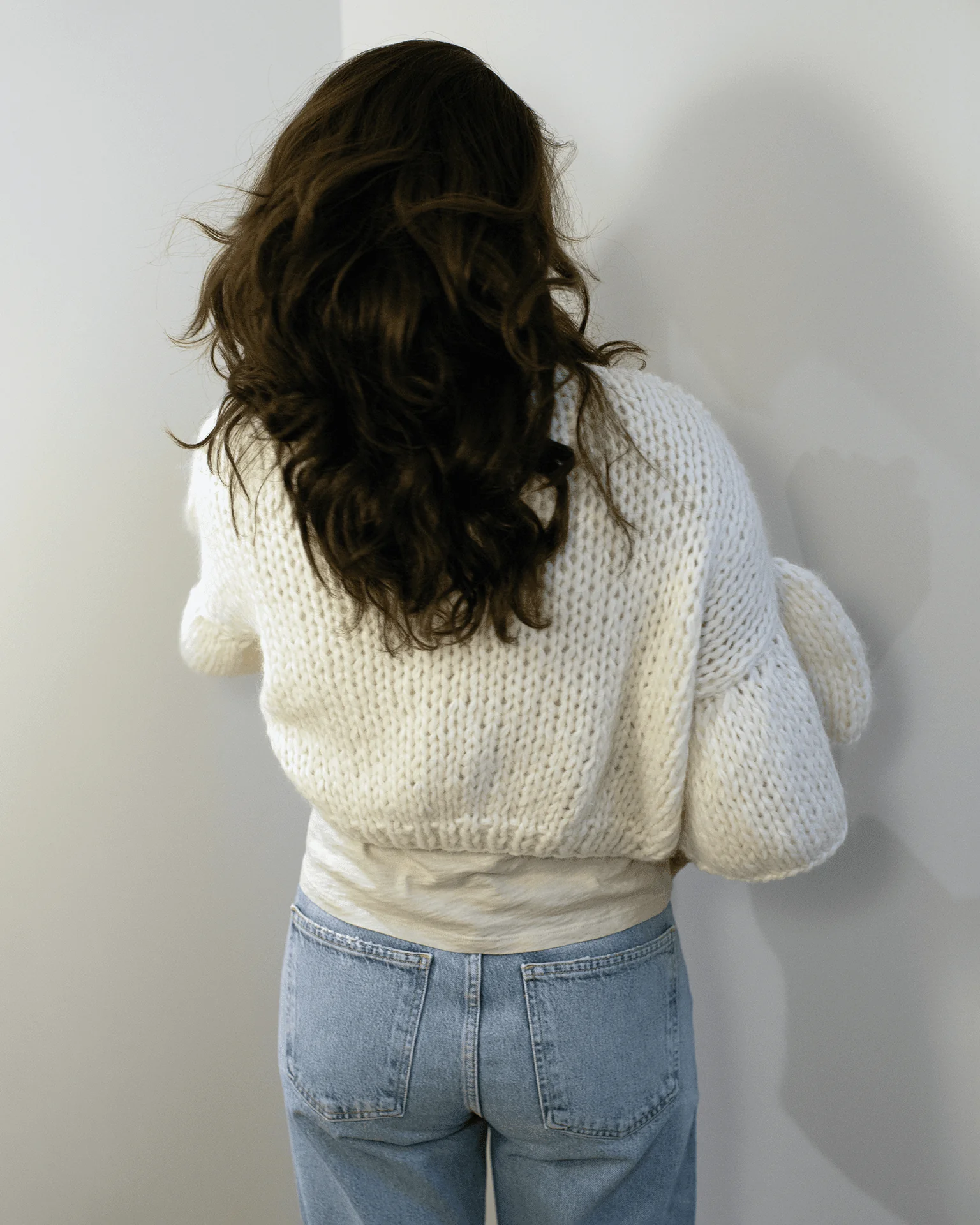 Chunky Alpaca Ruffled Short Cardigan in Creme - Image 4