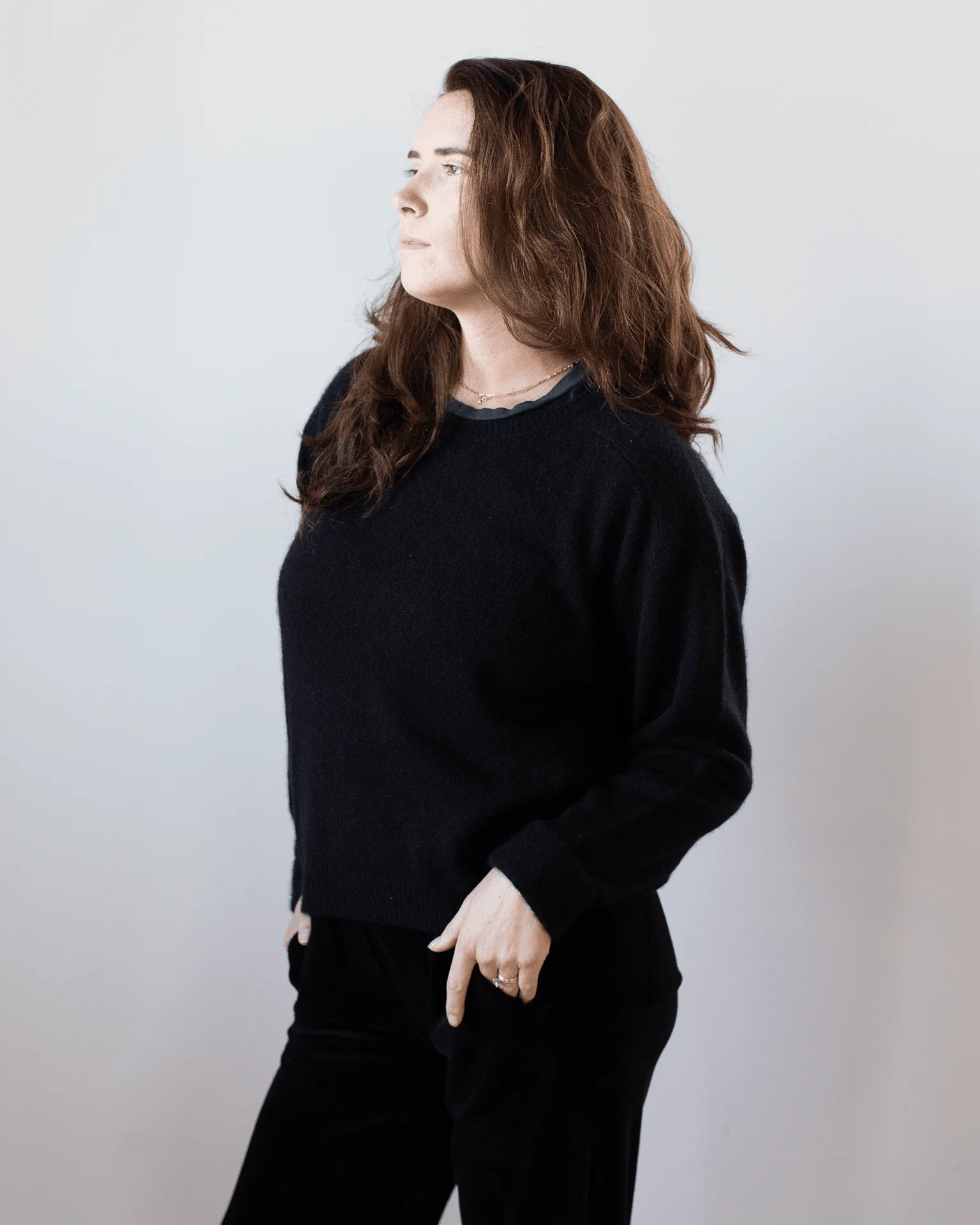 Crew Neck Roll Sleeve Pullover in Black