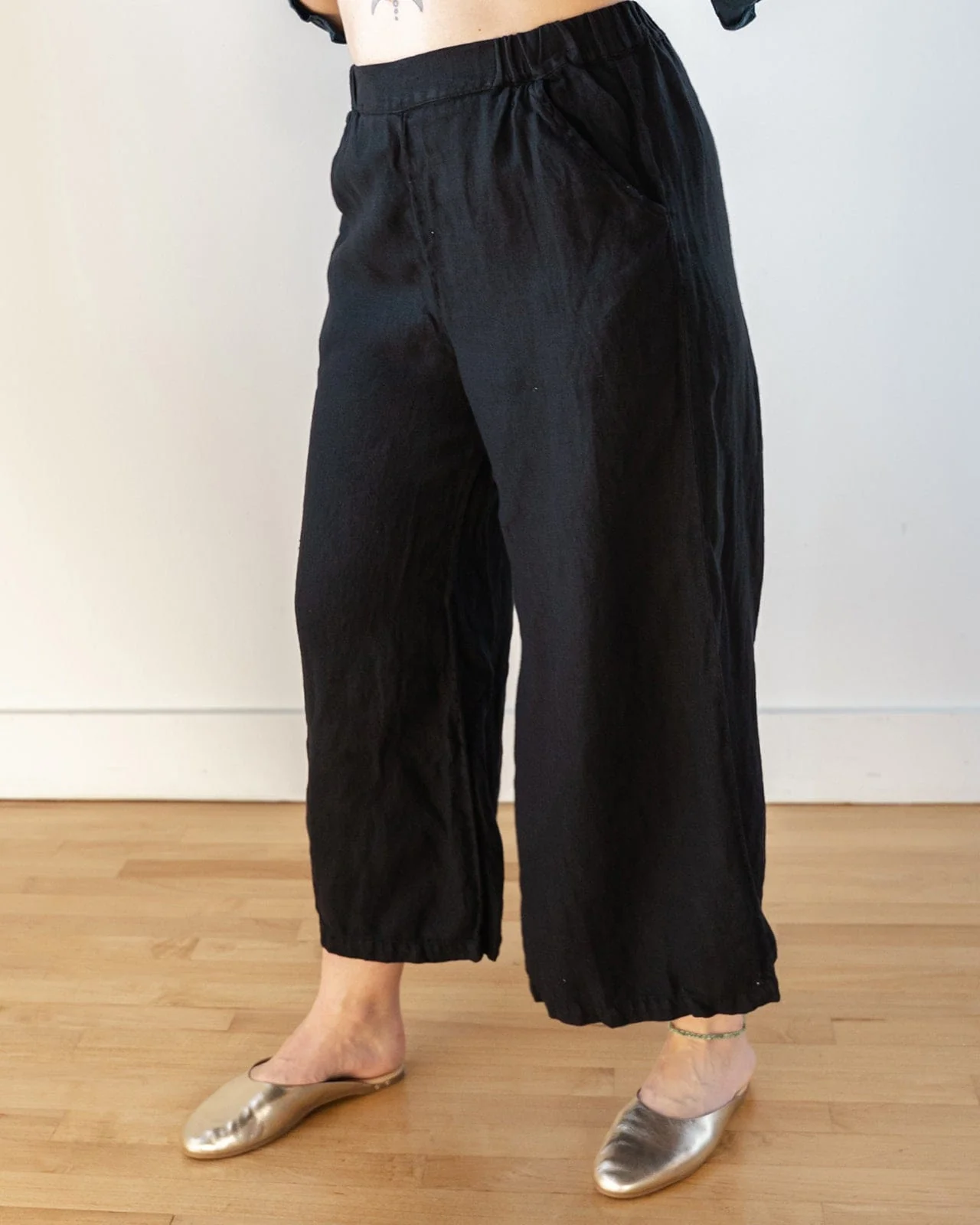 Cropped Becca Wide Leg in Black Linen Twill - Image 3