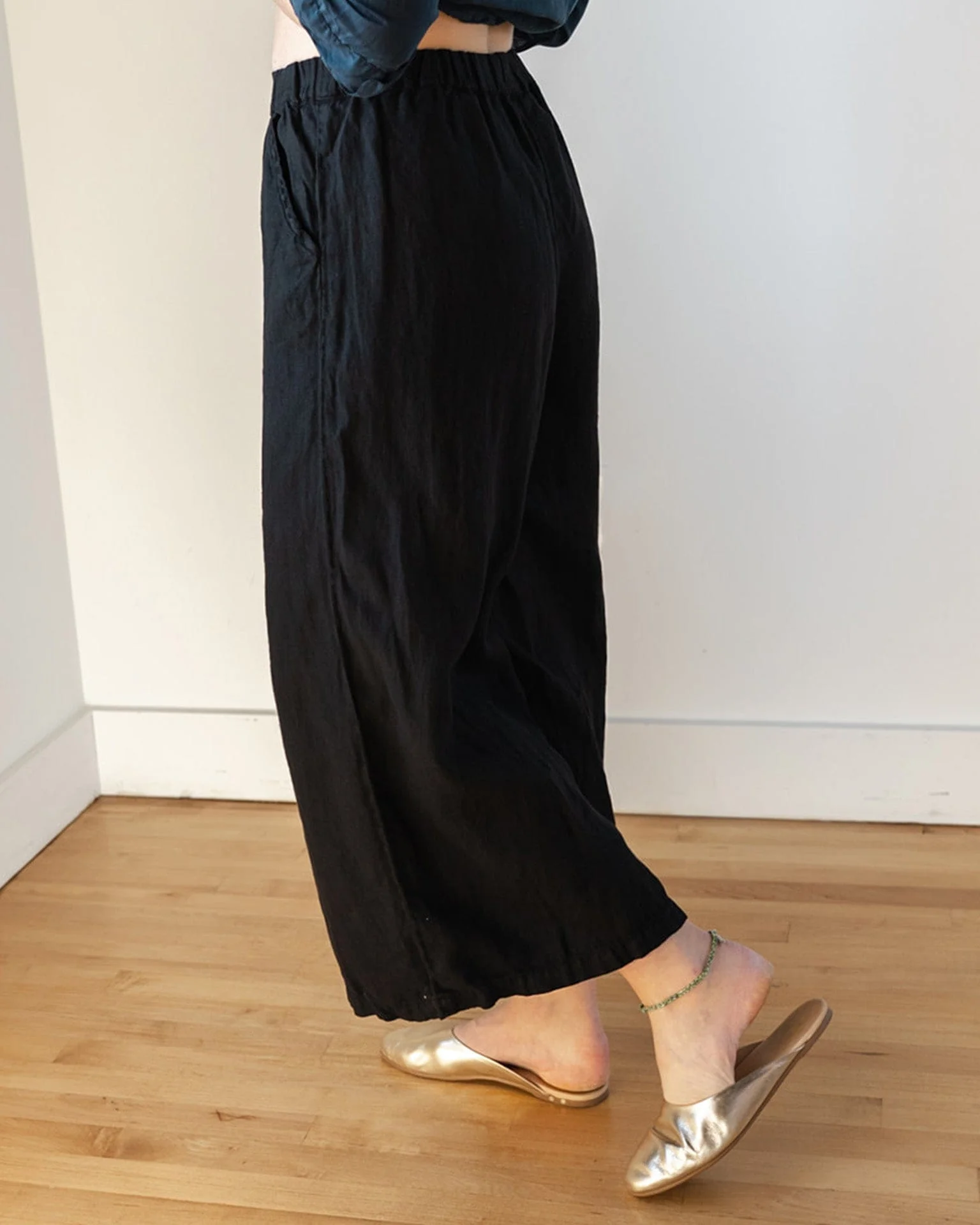 Cropped Becca Wide Leg in Black Linen Twill - Image 4