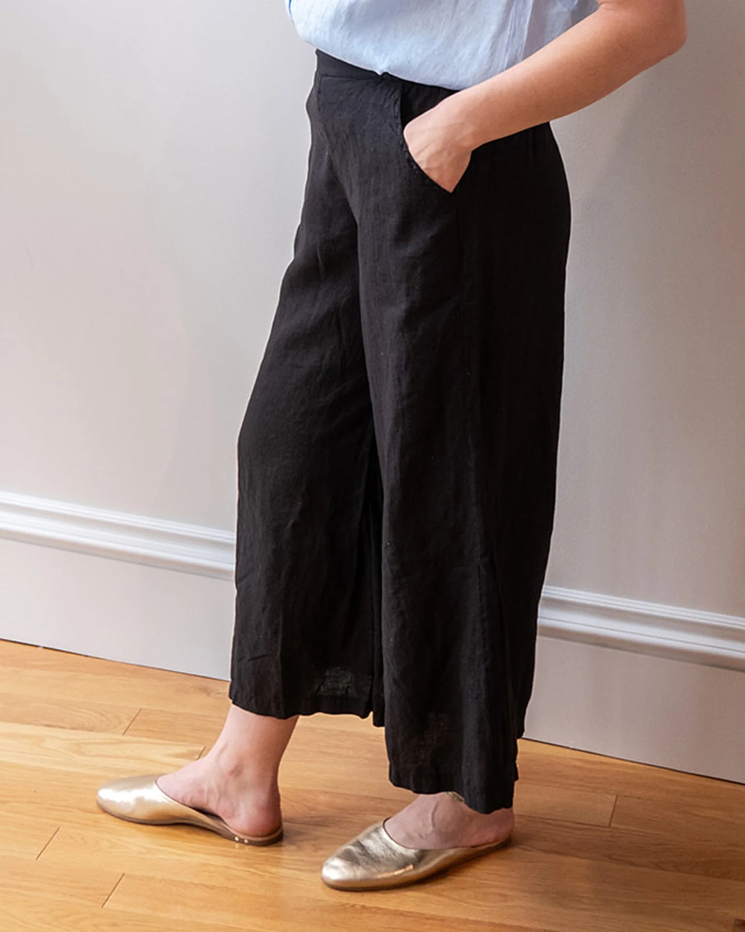 Cropped Becca Wide Leg Pant in Black Linen - Image 2
