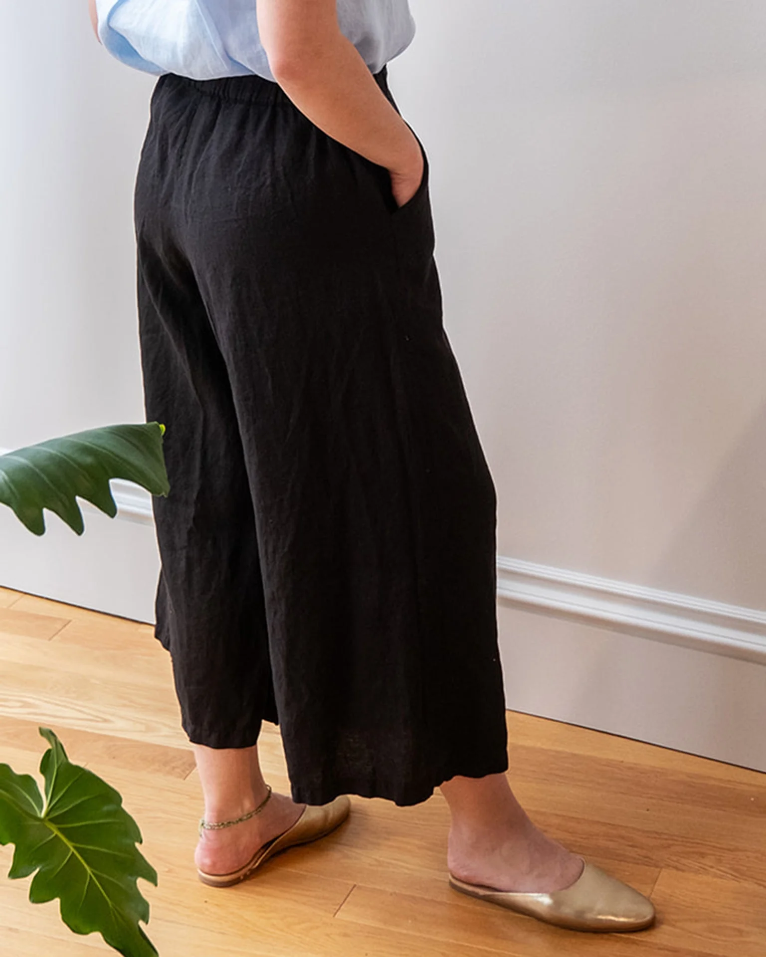 Cropped Becca Wide Leg Pant in Black Linen - Image 4