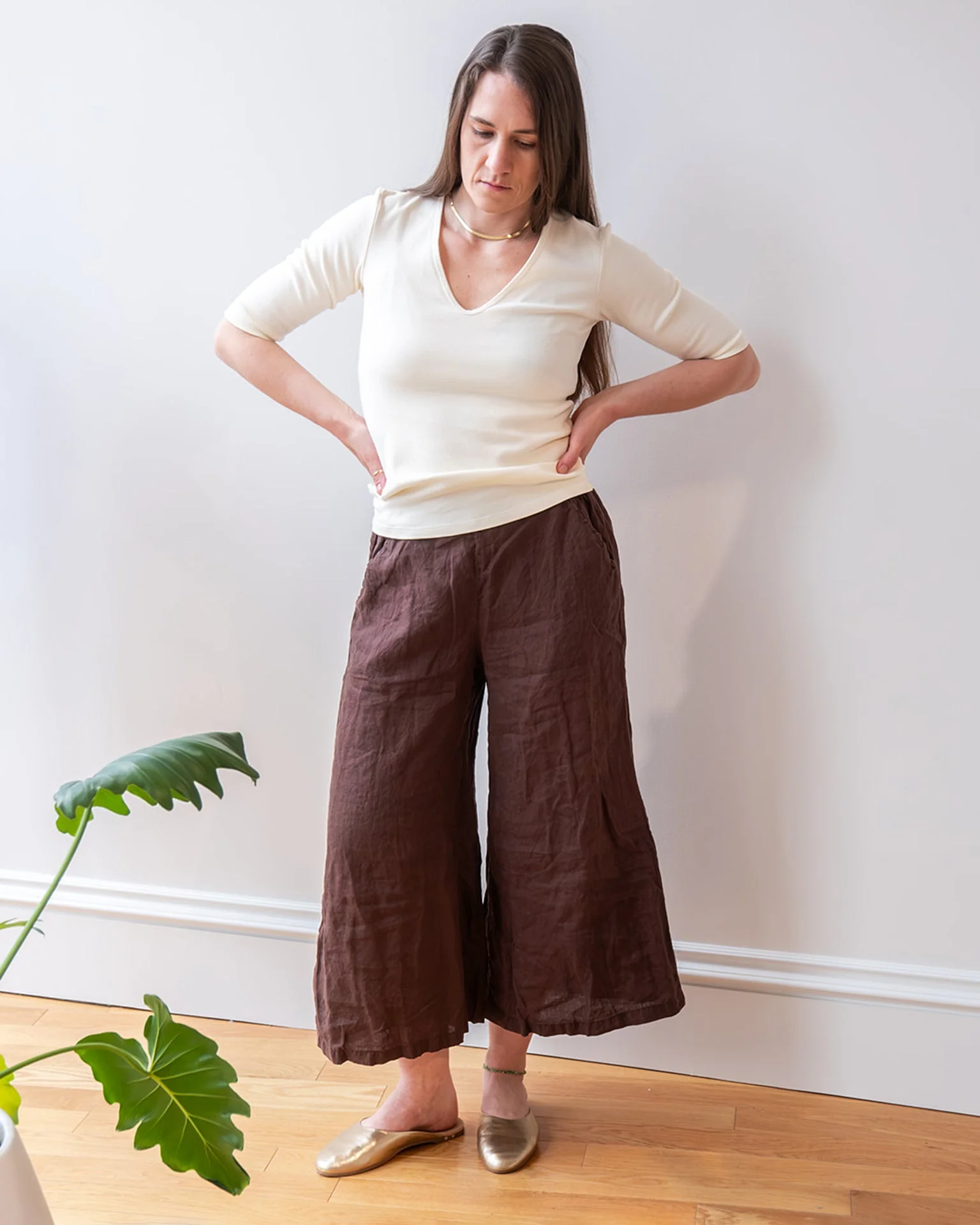 Cropped Becca Wide Leg Pant in Chocolate Linen - Image 2