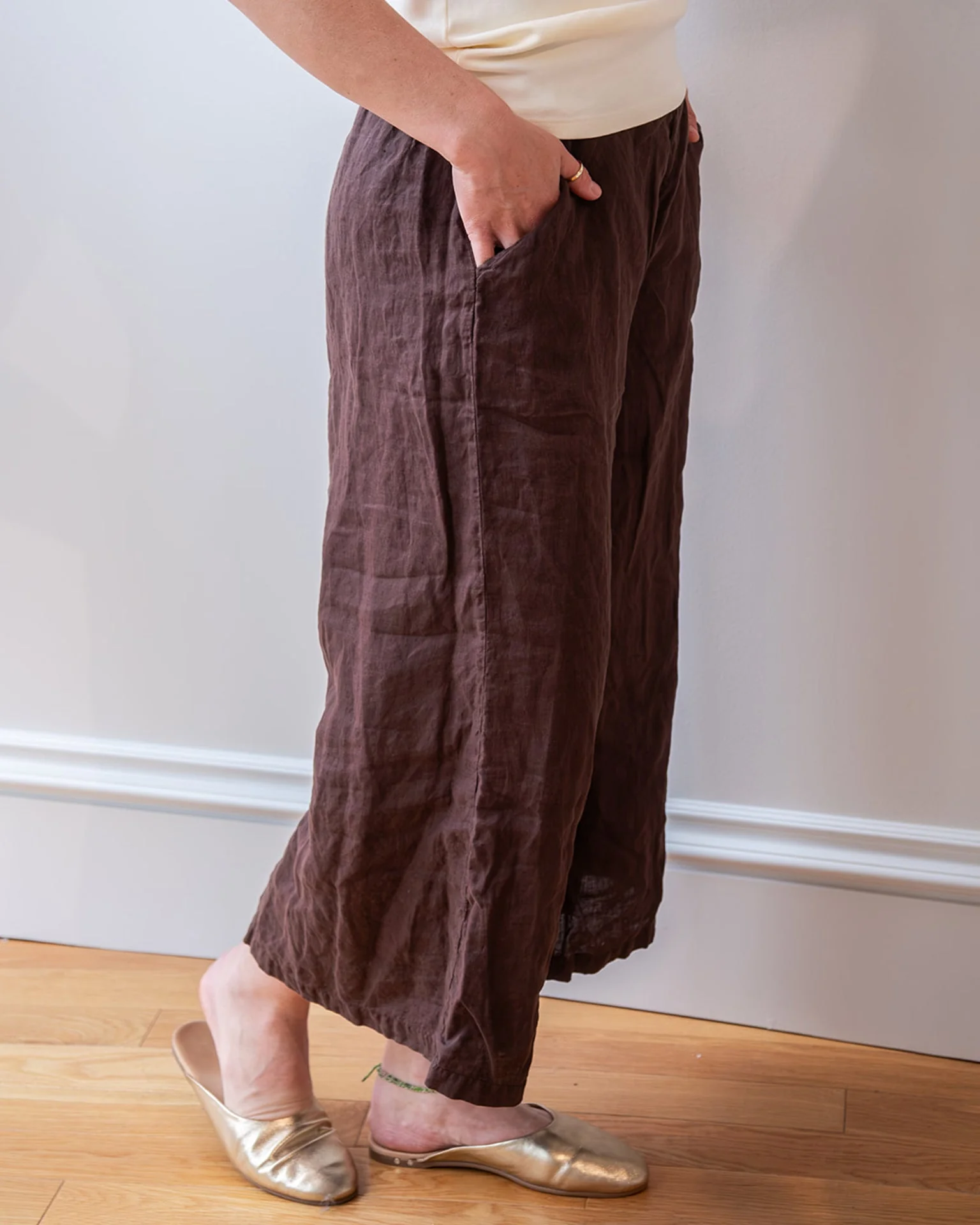 Cropped Becca Wide Leg Pant in Chocolate Linen - Image 3