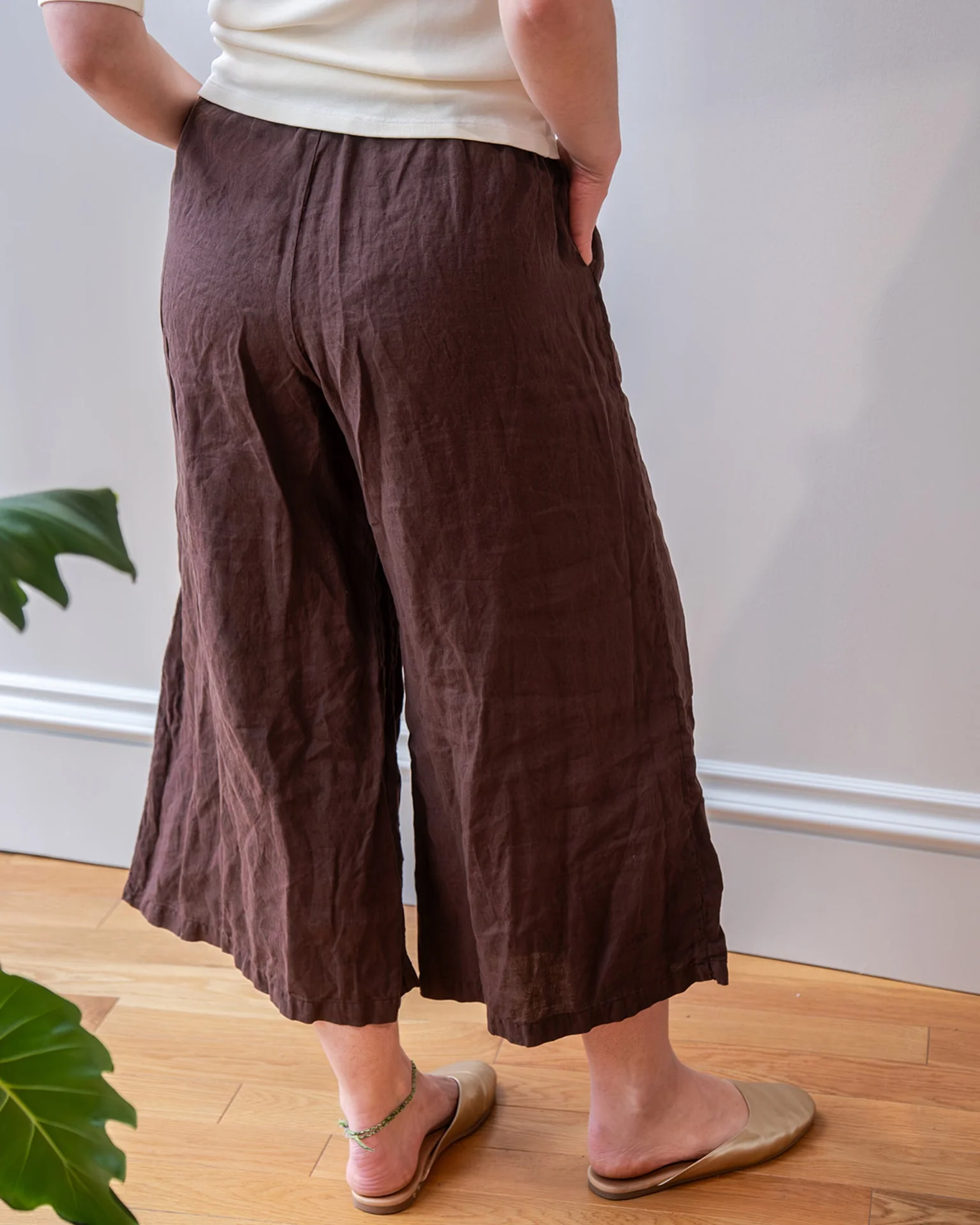 Cropped Becca Wide Leg Pant in Chocolate Linen - Image 4