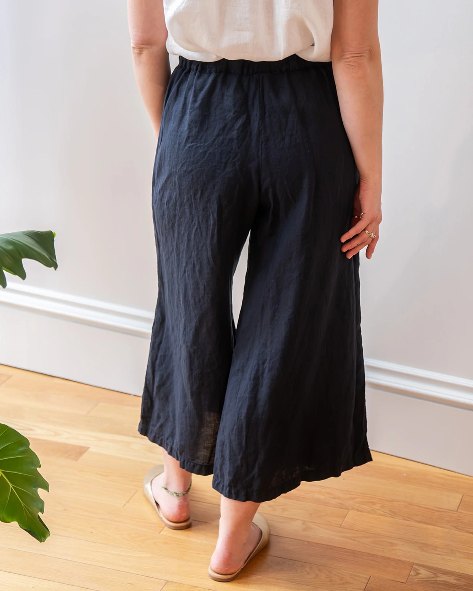 Cropped Becca Wide Leg Pant in Ink Linen - Image 3
