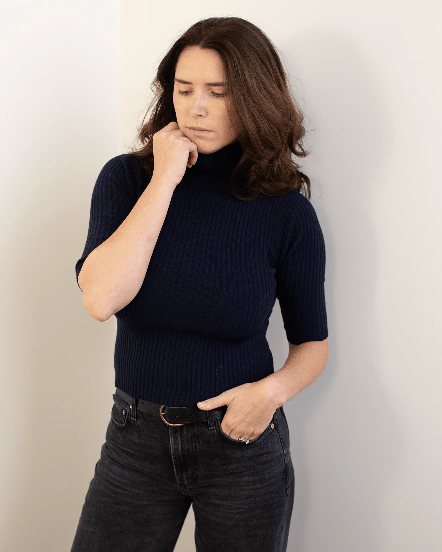 Cropped Elbow Sleeve Rib Turtleneck in Navy