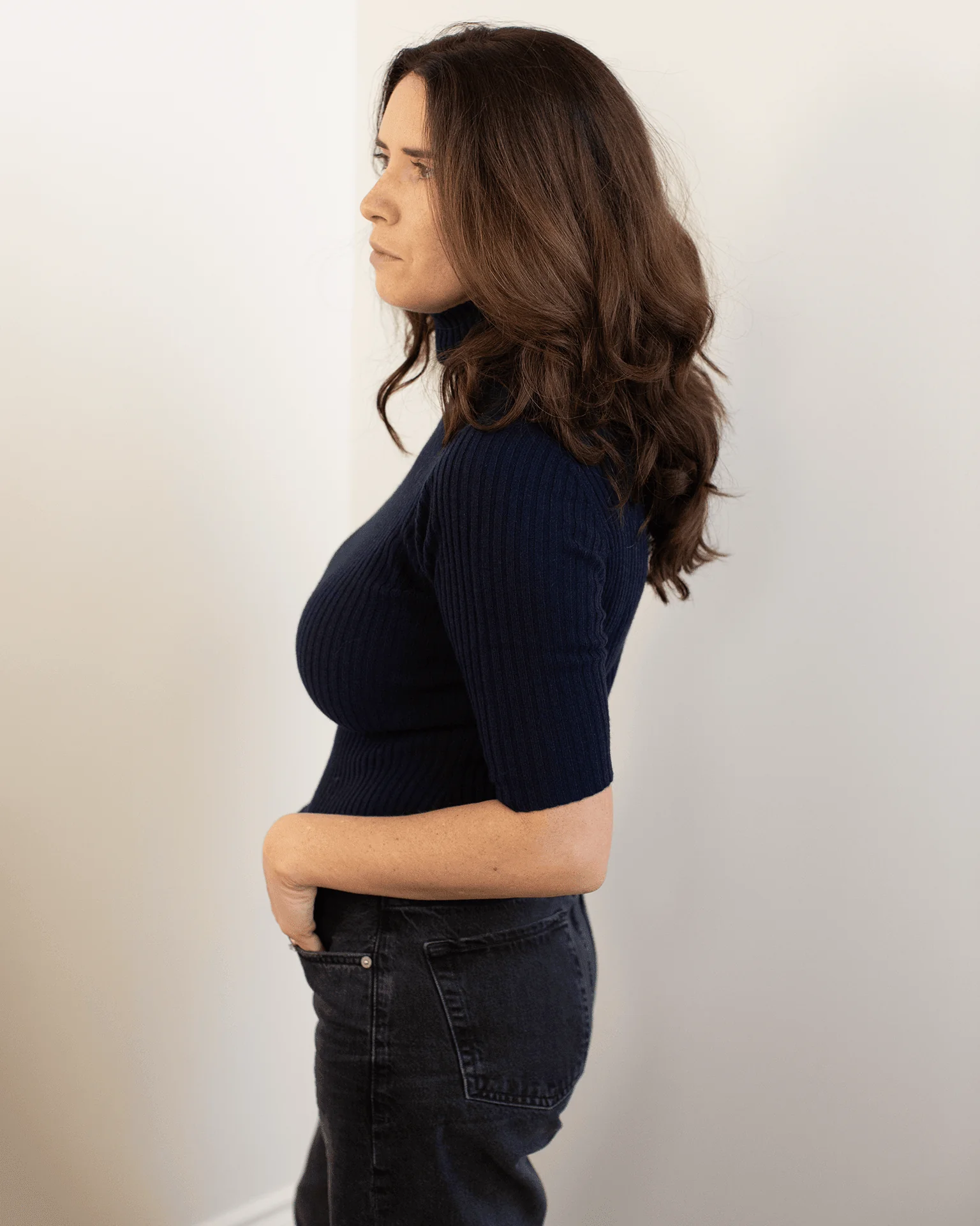 Cropped Elbow Sleeve Rib Turtleneck in Navy - Image 4