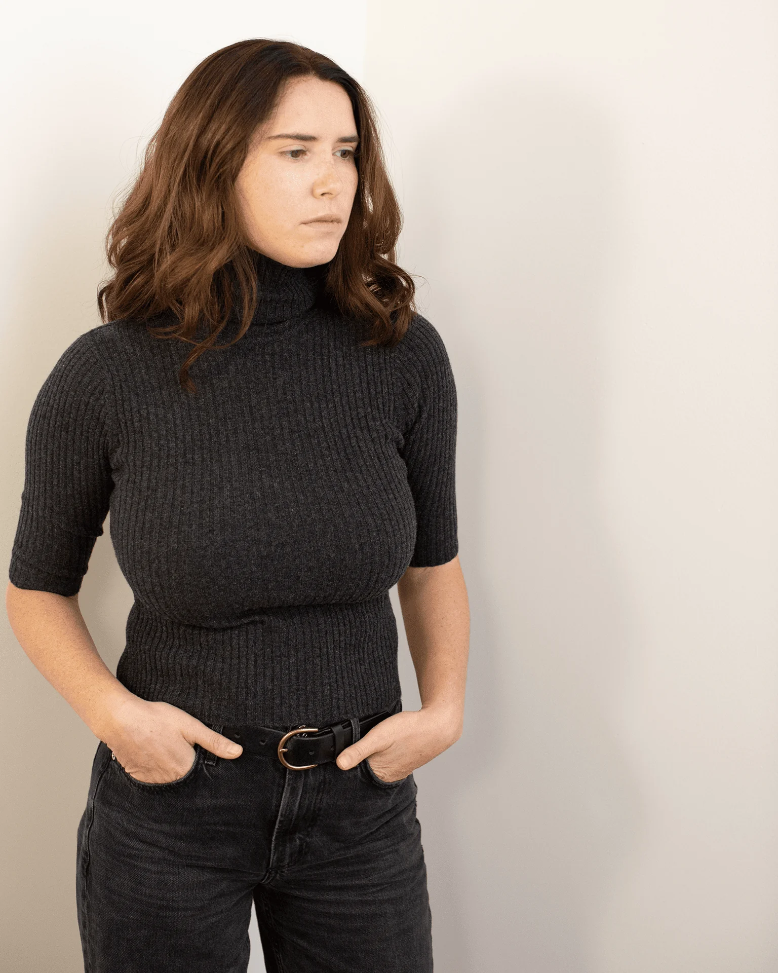 Cropped Elbow Sleeve Rib Turtleneck in Pepper