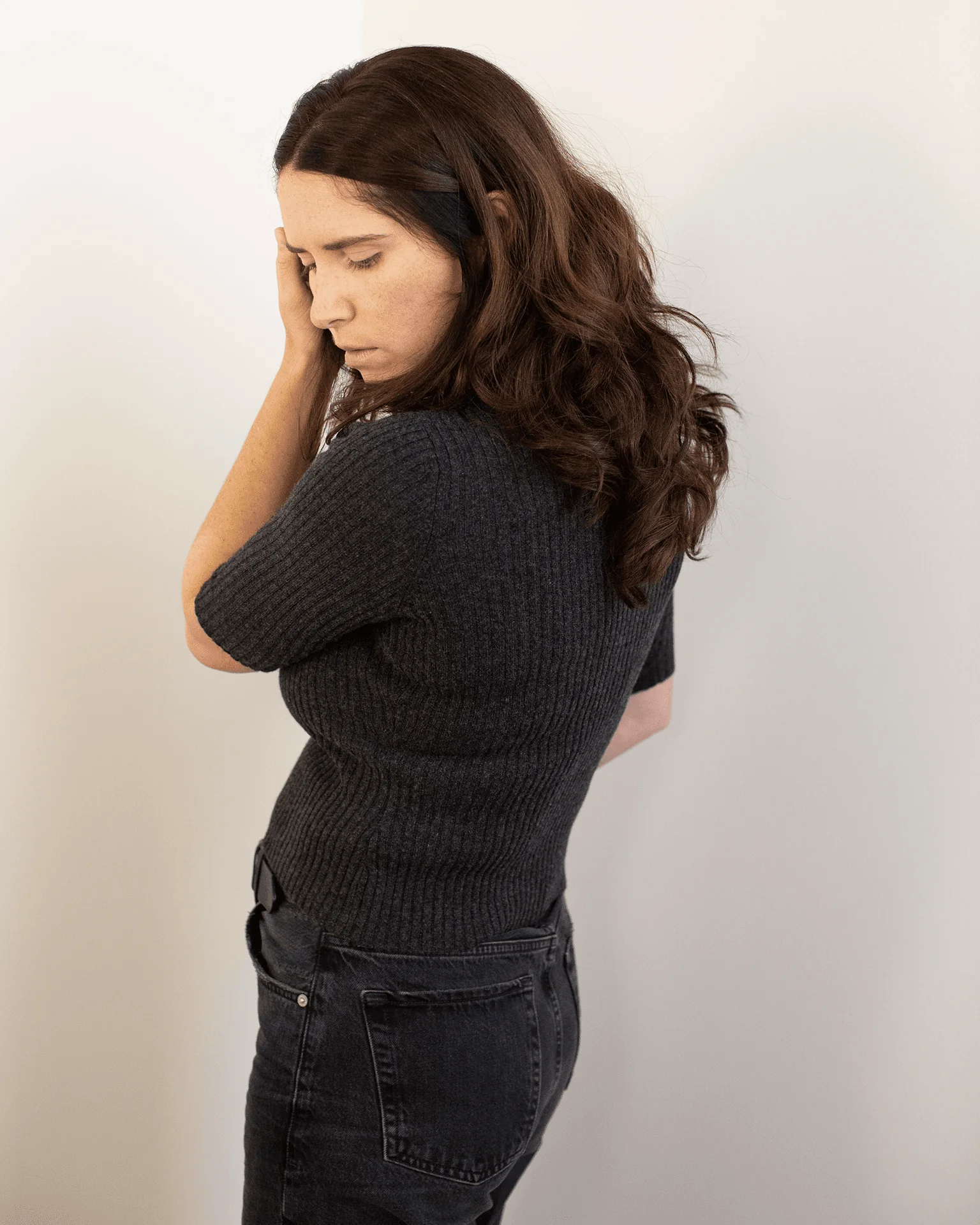 Cropped Elbow Sleeve Rib Turtleneck in Pepper - Image 4