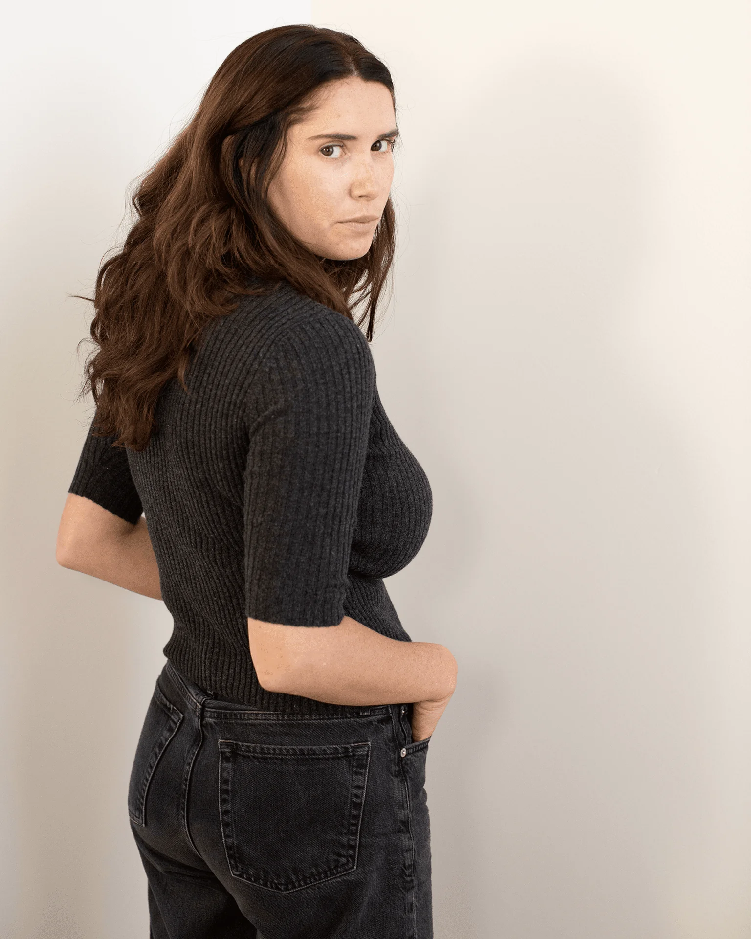 Cropped Elbow Sleeve Rib Turtleneck in Pepper - Image 5