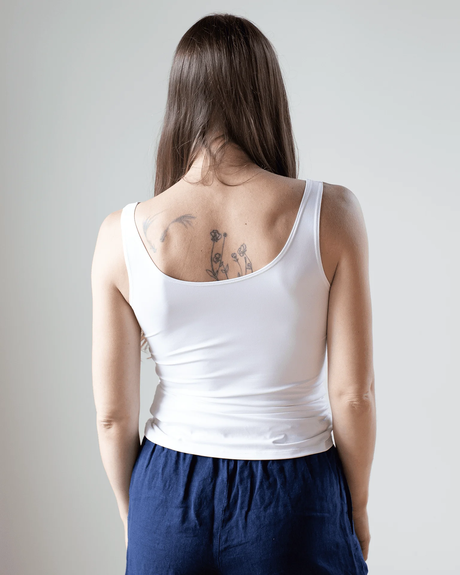 Del Low Back Tank in White - Image 3
