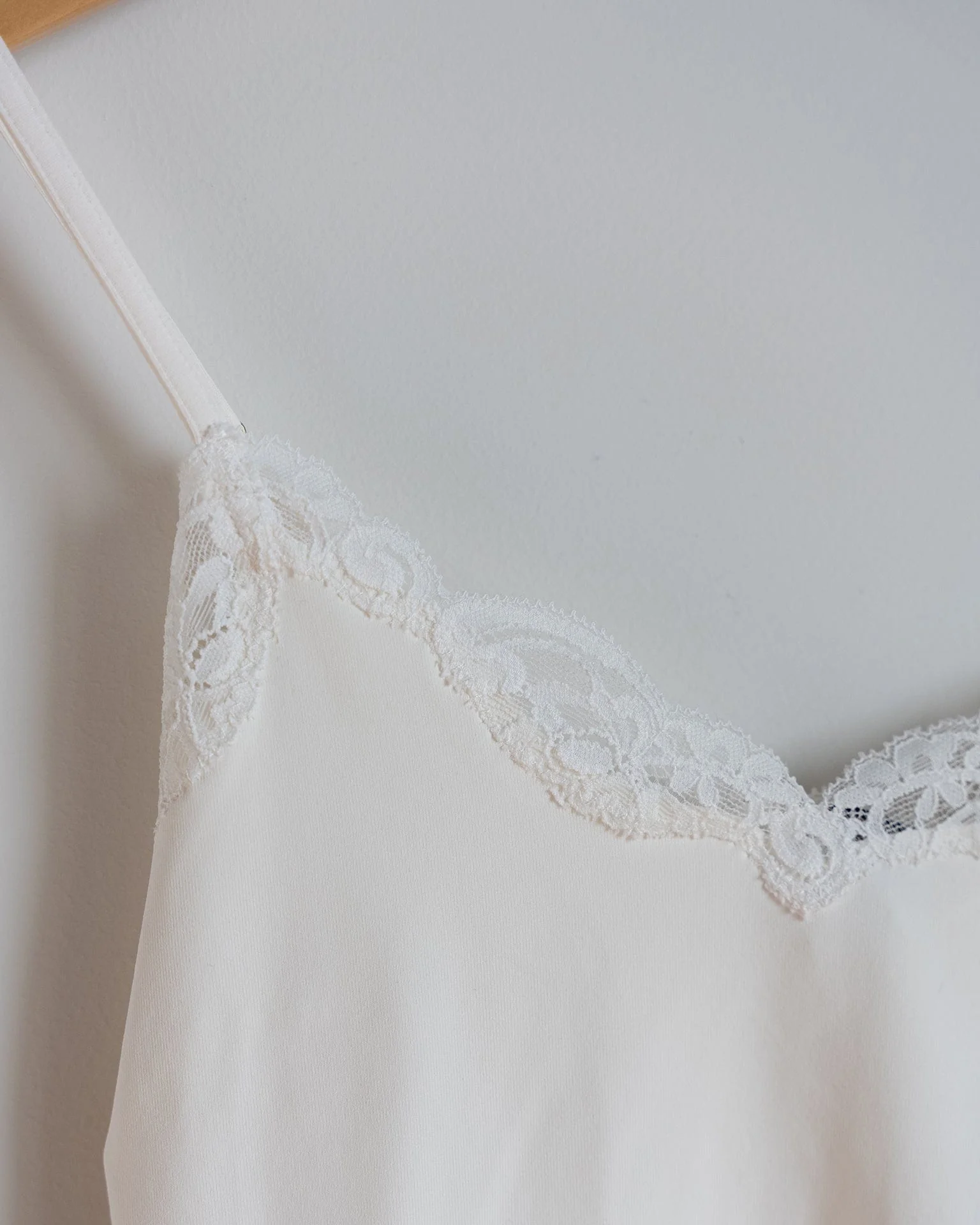 Del w/ Lace Cropped Cami in Cream - Image 2