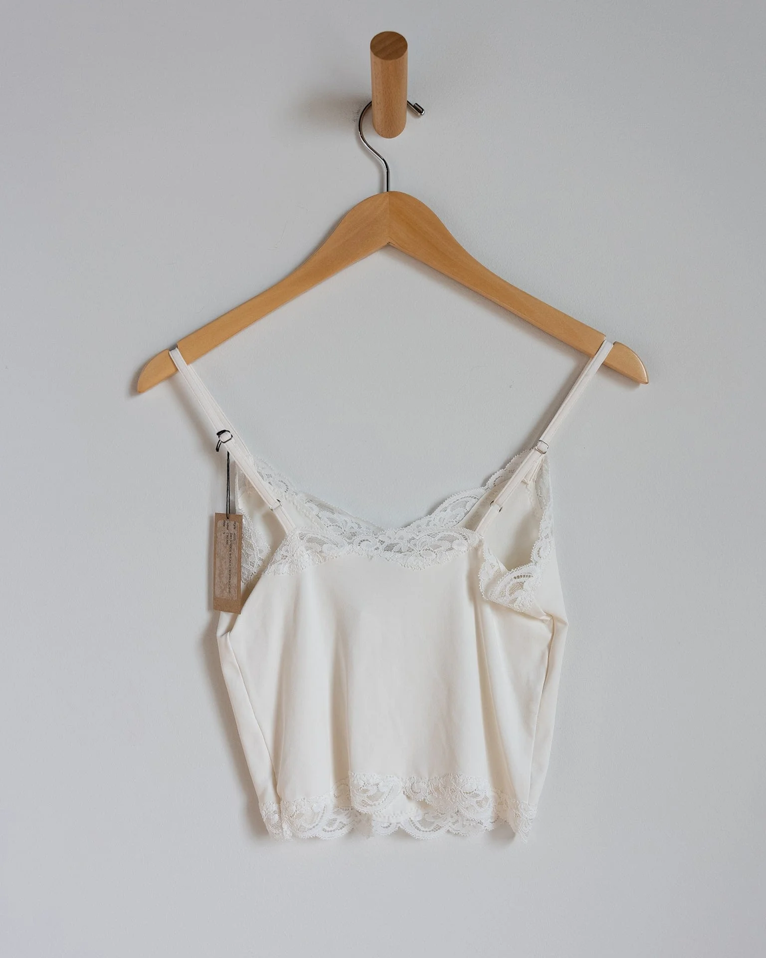 Del w/ Lace Cropped Cami in Cream - Image 3