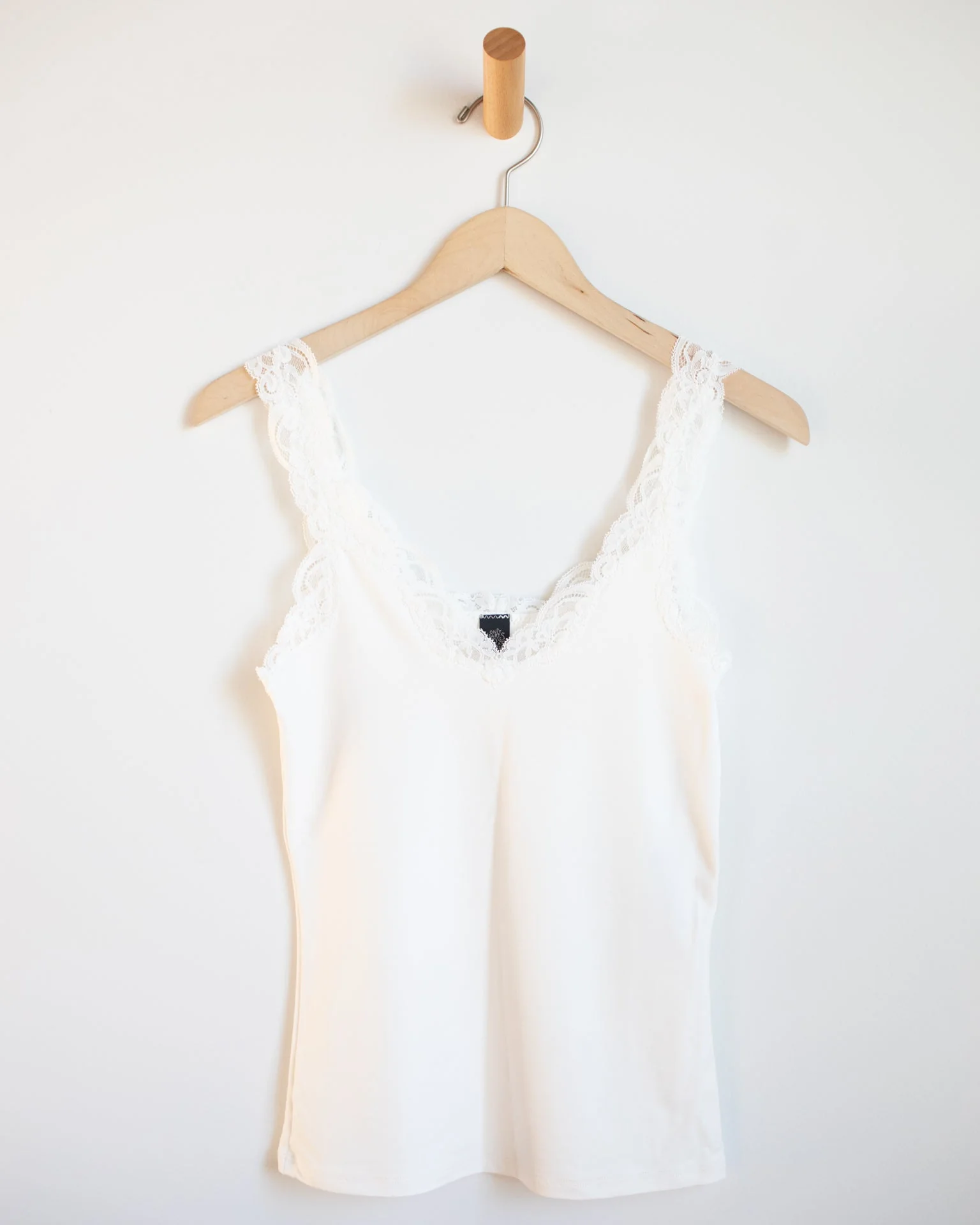 Del w/ Lace Deep V Tank in Cream