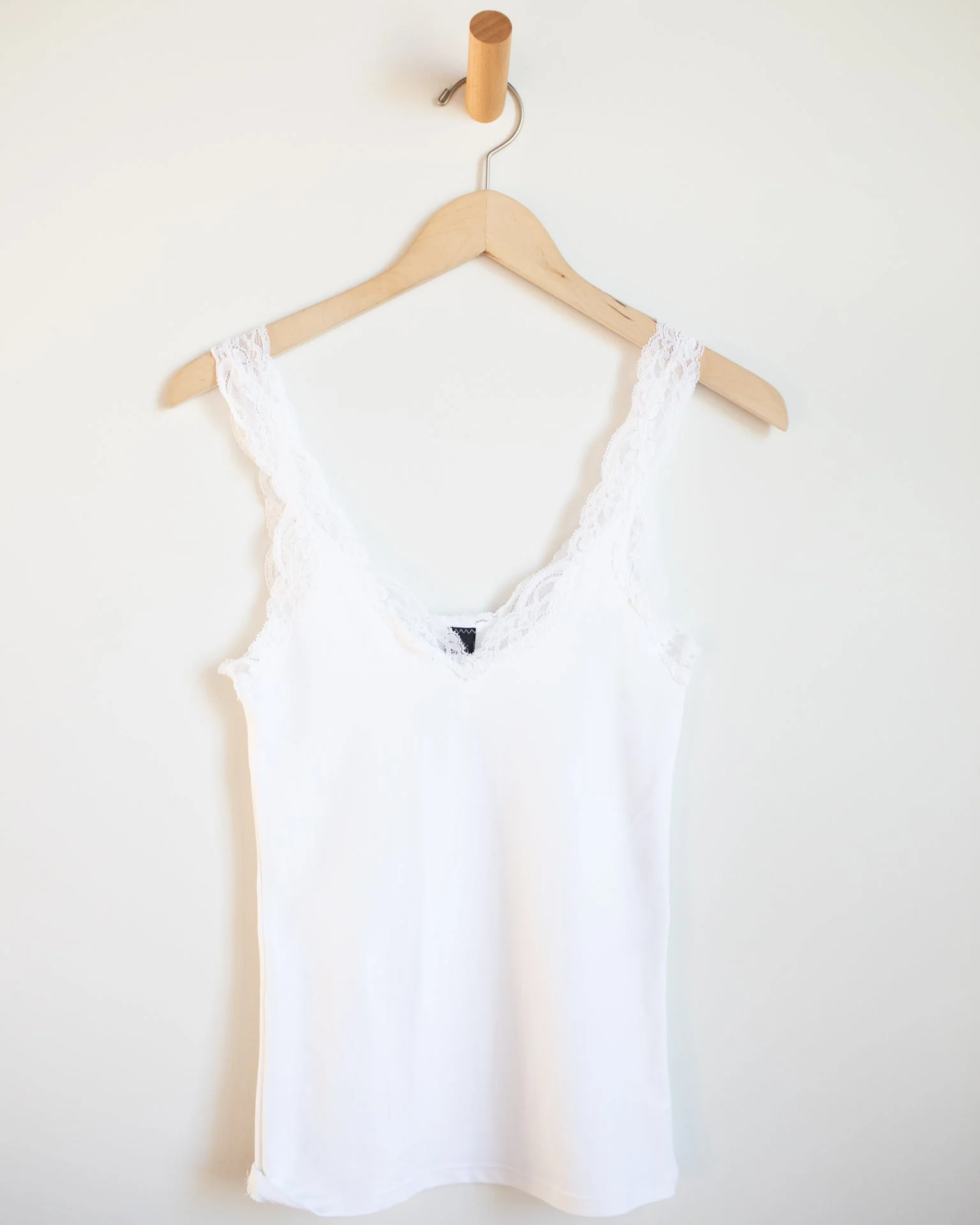 Del w/ Lace Deep V Tank in White - Image 3