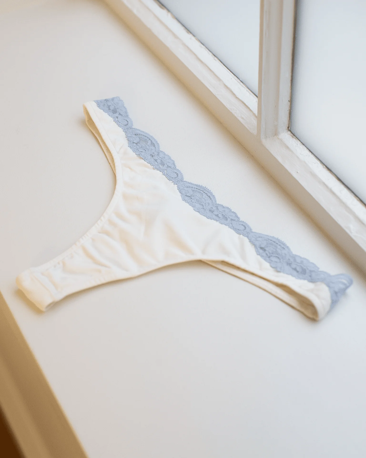 Del w/ Lace Vintage Thong in Cream