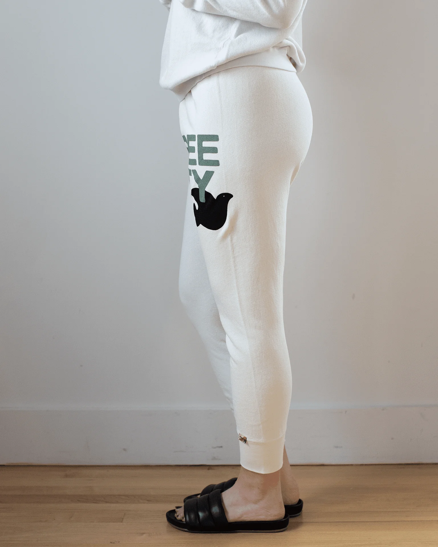 Large 3/4 Sweatpants in Creamy Army - Image 3