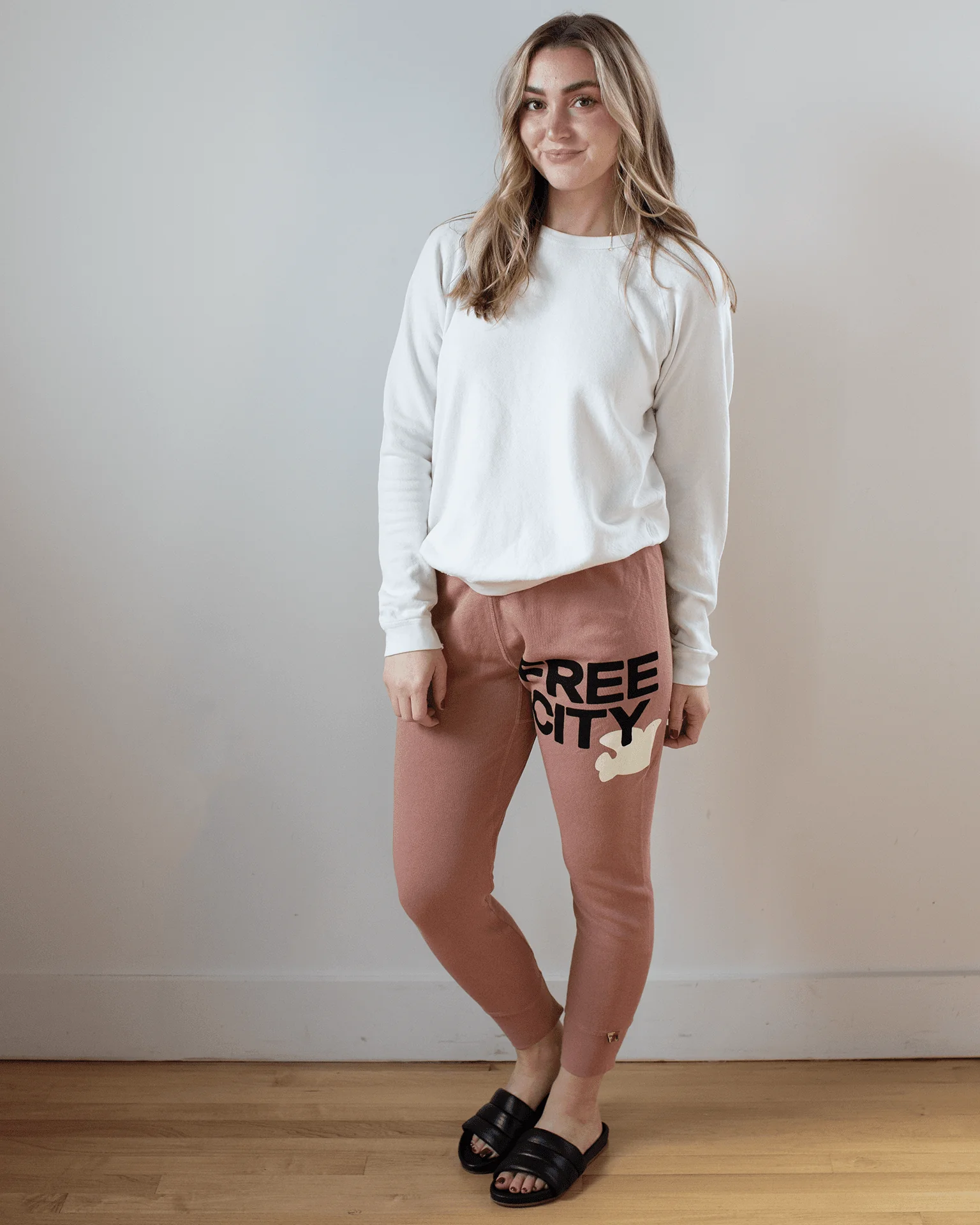 Large 3/4 Sweatpants in Hunkydory - Image 3