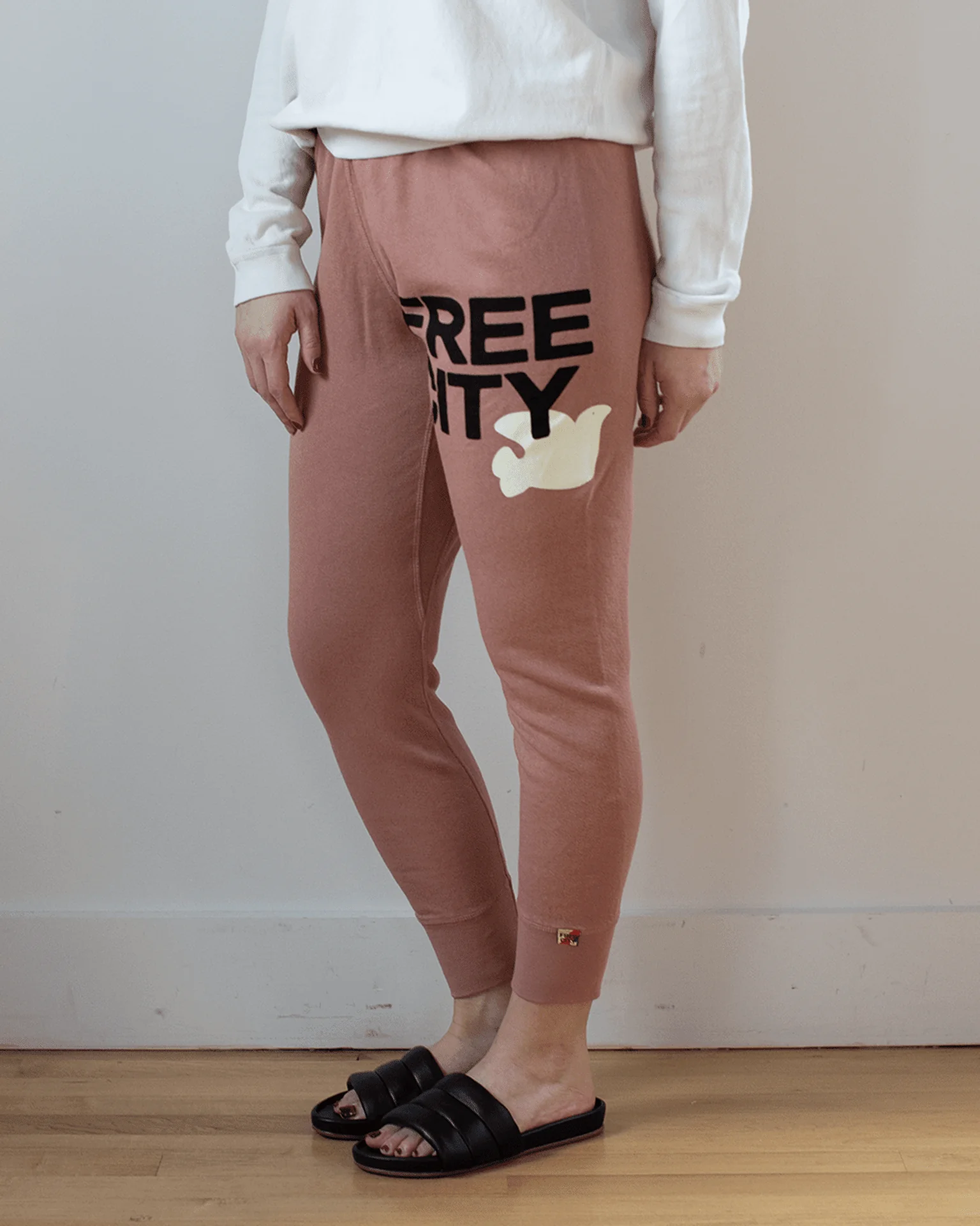 Large 3/4 Sweatpants in Hunkydory - Image 4