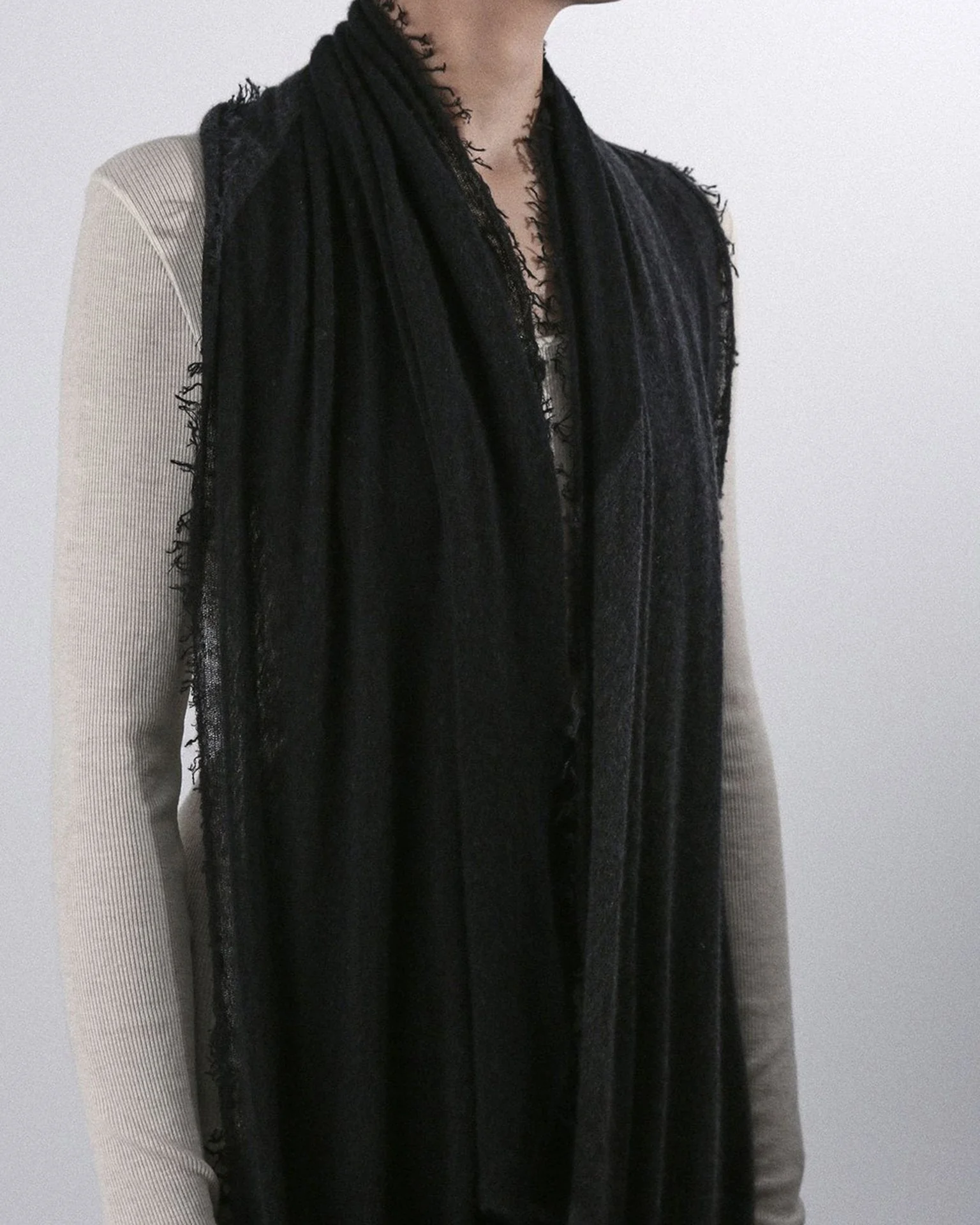 Love Duo Cashmere Scarf in Charcoal & Black - Image 3