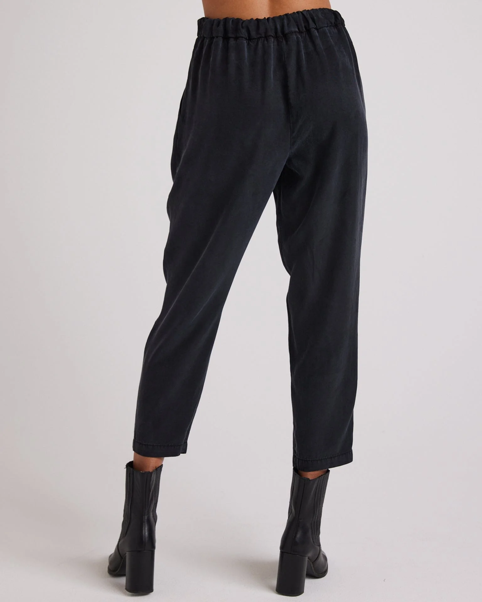 Nico Clean Waist Slouchy Trouser in Black - Image 4