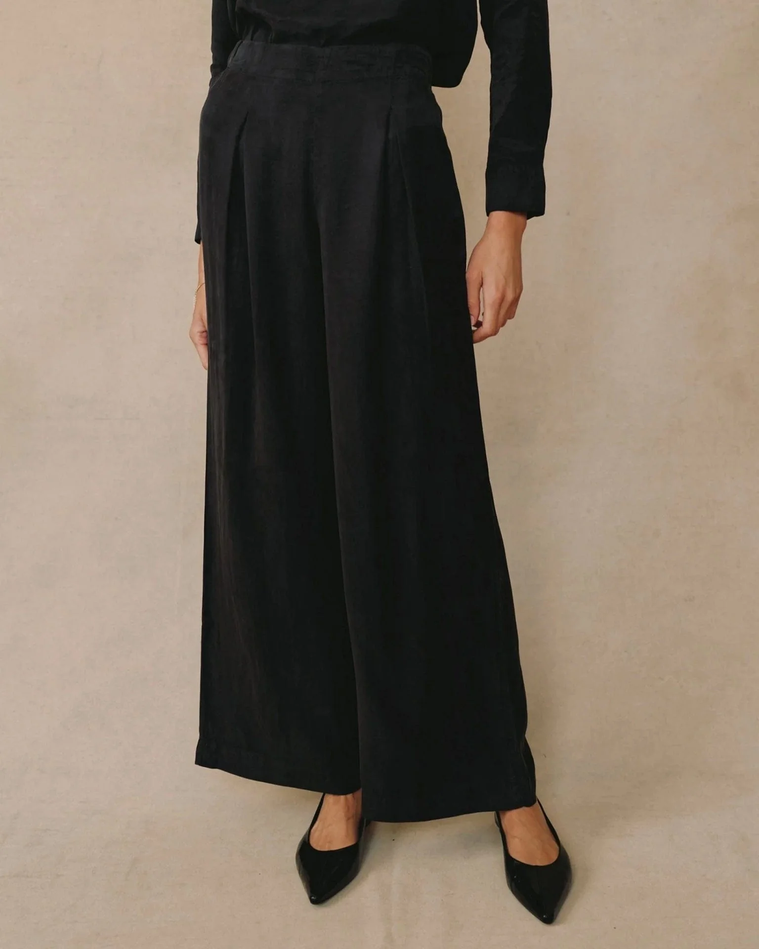 Pull-On Inverted Pleat Wide Leg Pant in Black