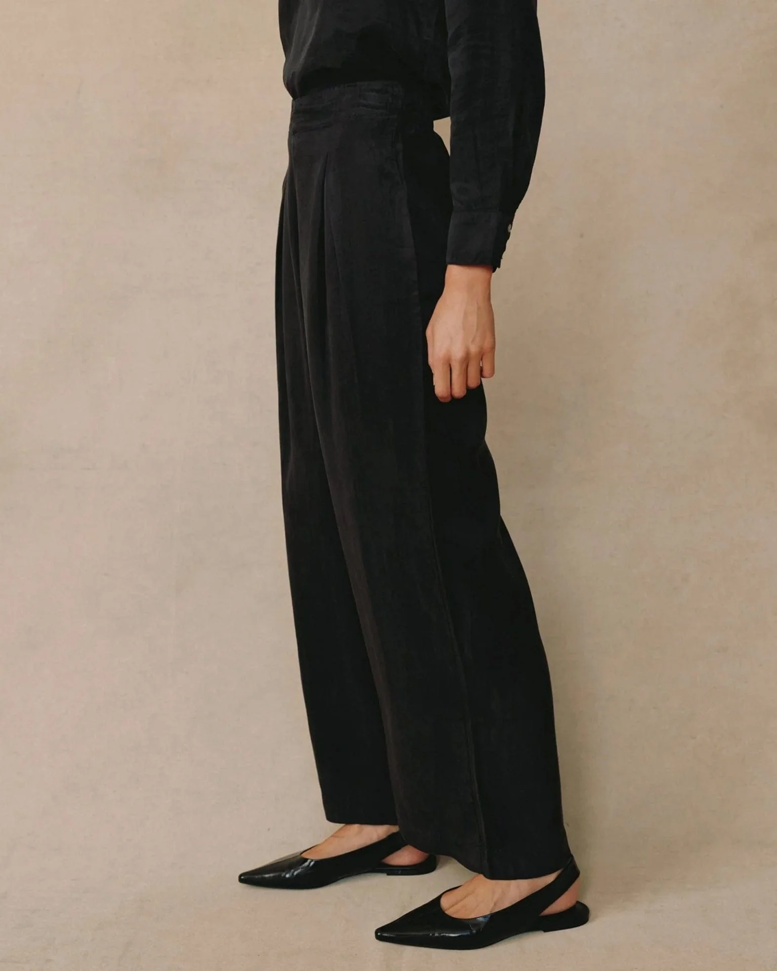 Pull-On Inverted Pleat Wide Leg Pant in Black - Image 3
