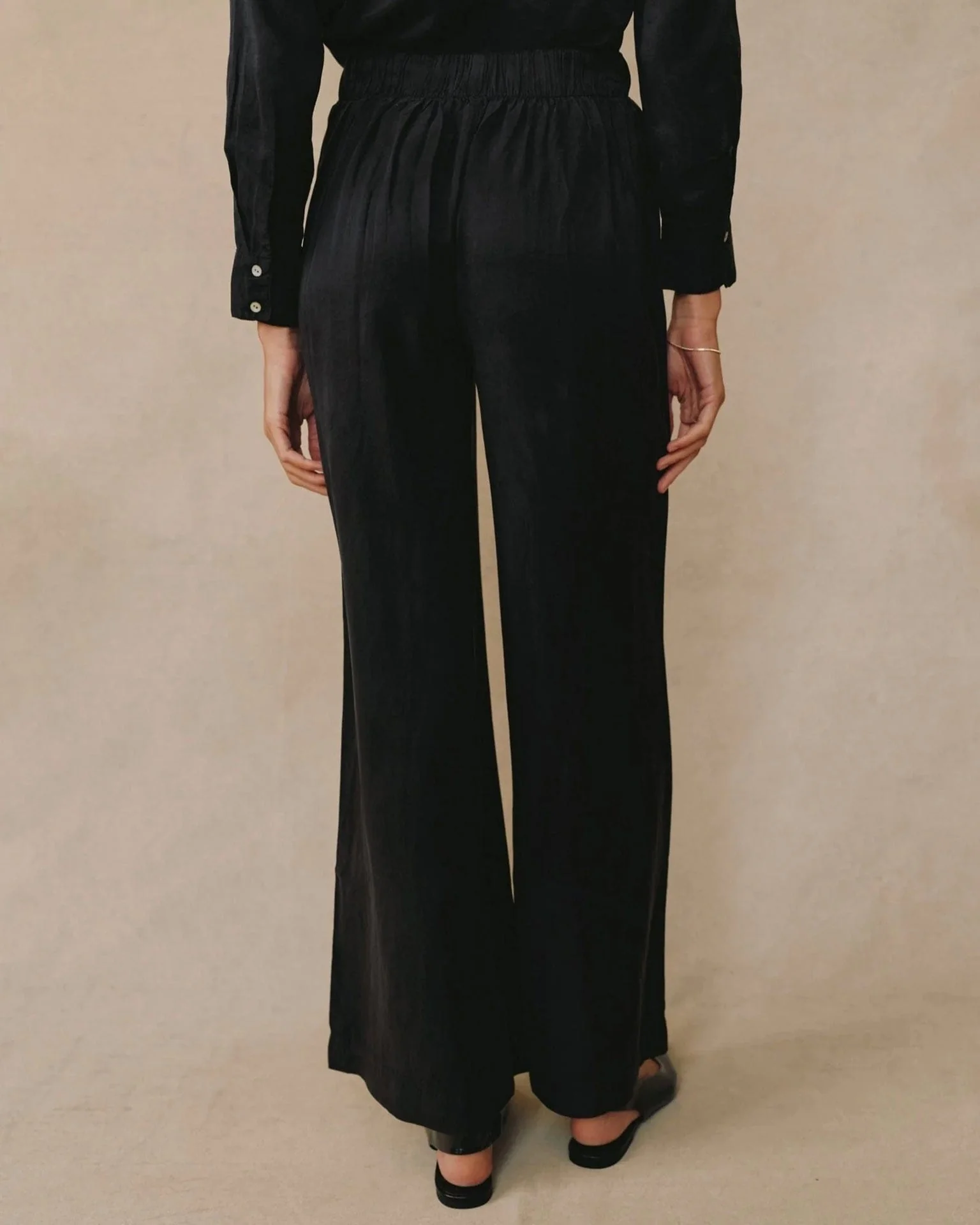 Pull-On Inverted Pleat Wide Leg Pant in Black - Image 4