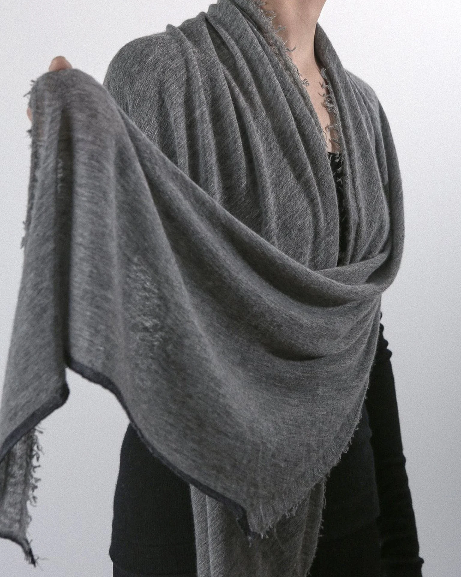 Rosa Cascade Cashmere Scarf in Heather Grey X Charcoal - Image 3