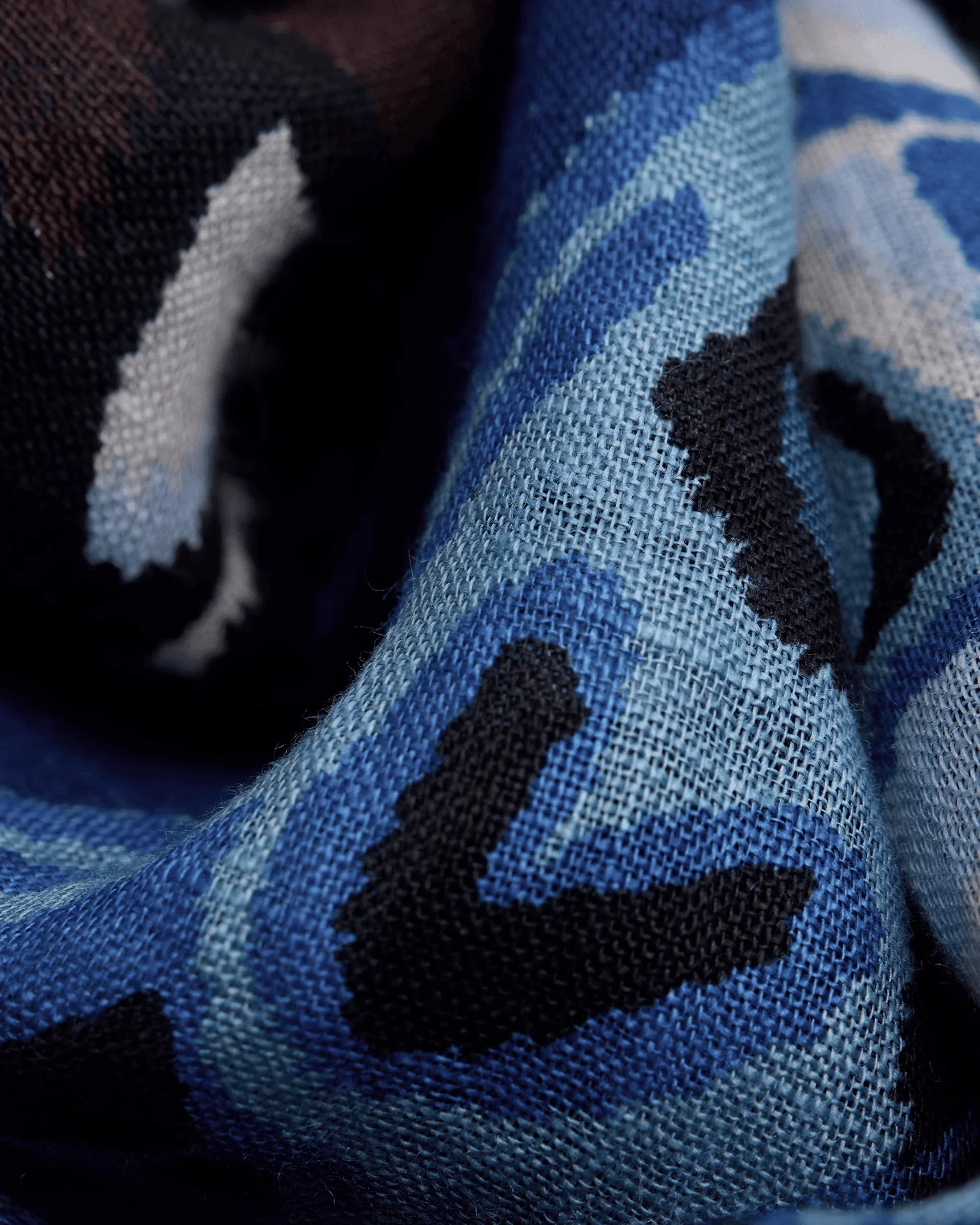 Scarf / Etole 100 Papillons in in Navy - Image 4