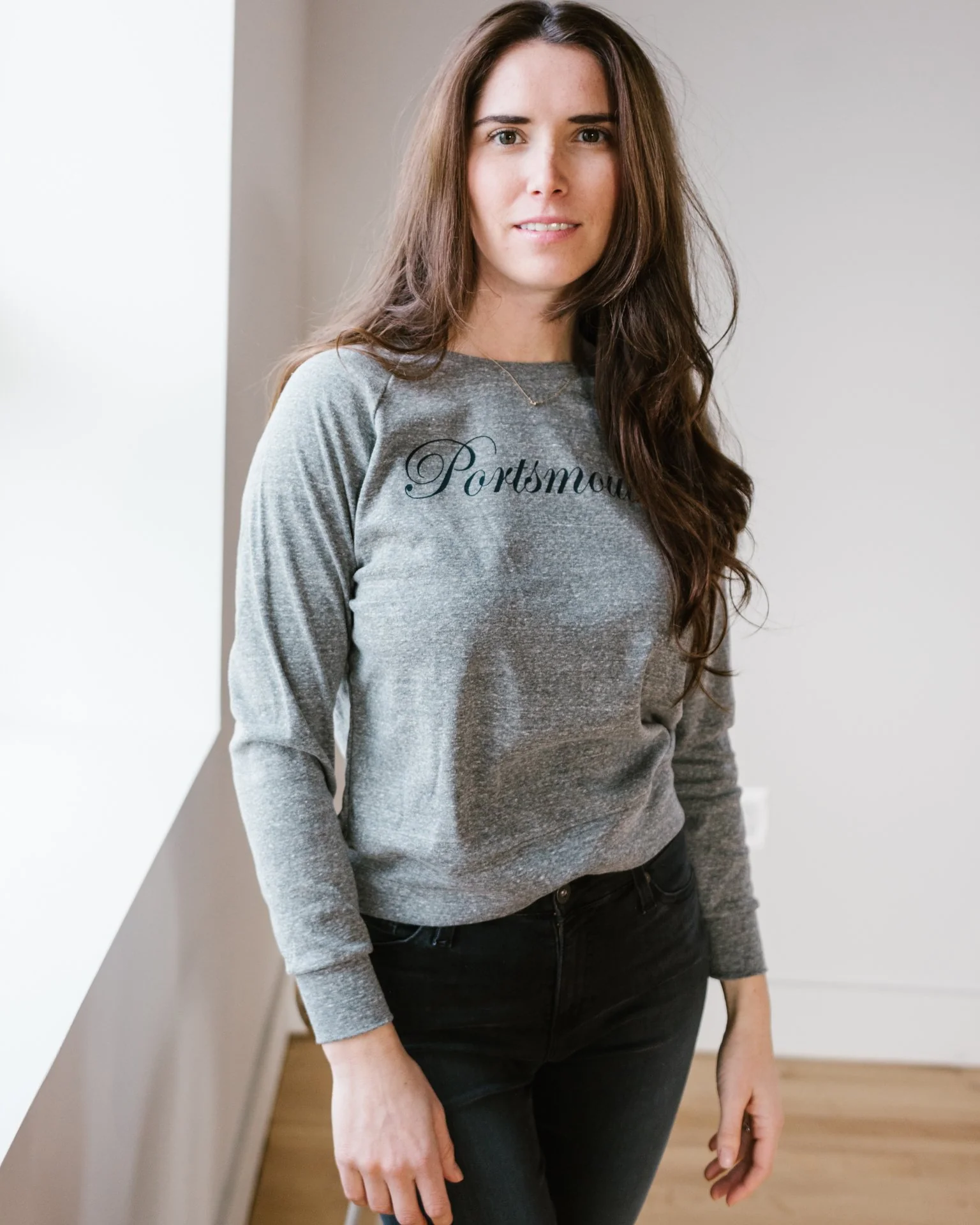 Script Portsmouth Raglan Pullover in Athletic Gray