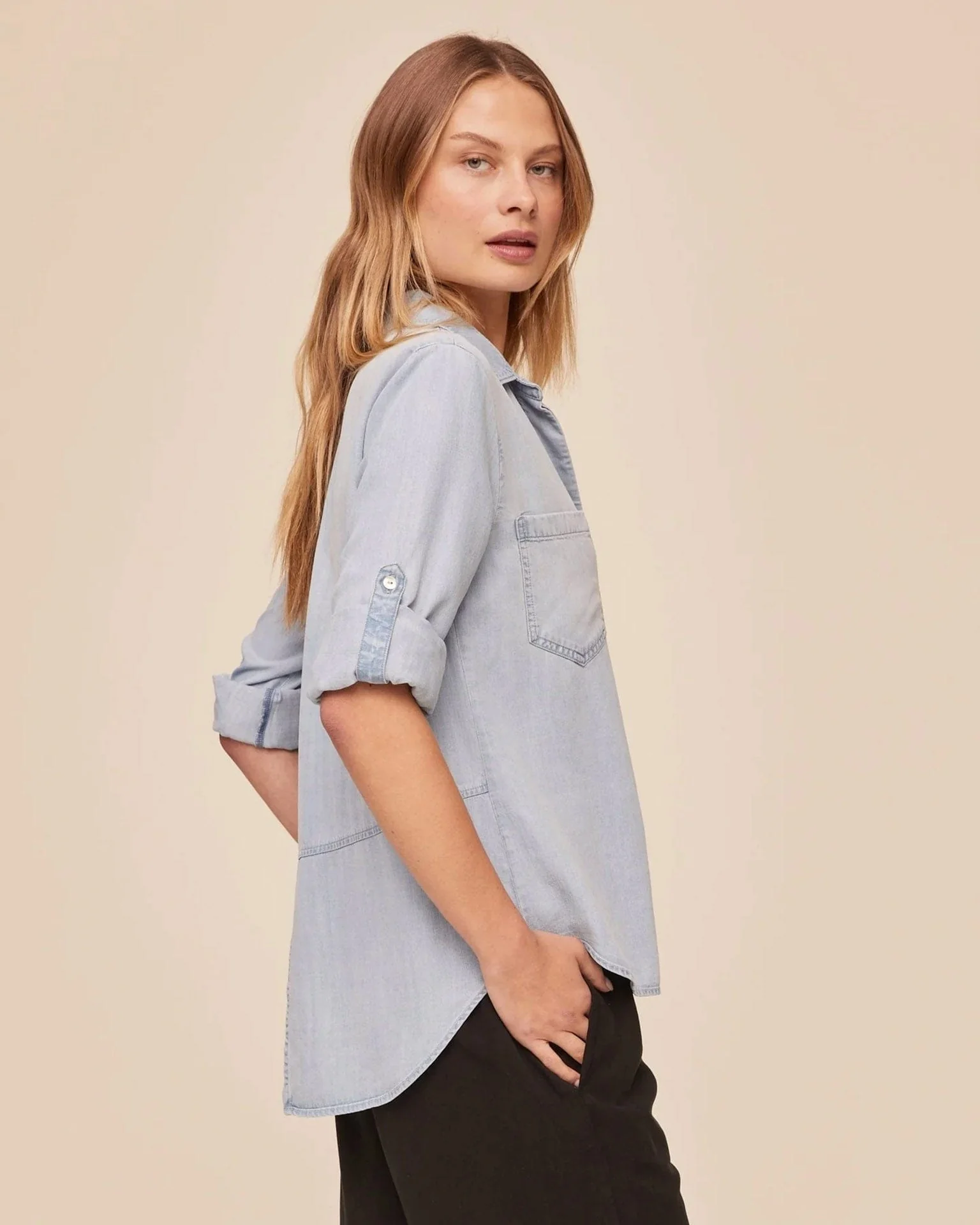 Split Back Button Down in Light Sunspray Wash - Image 4