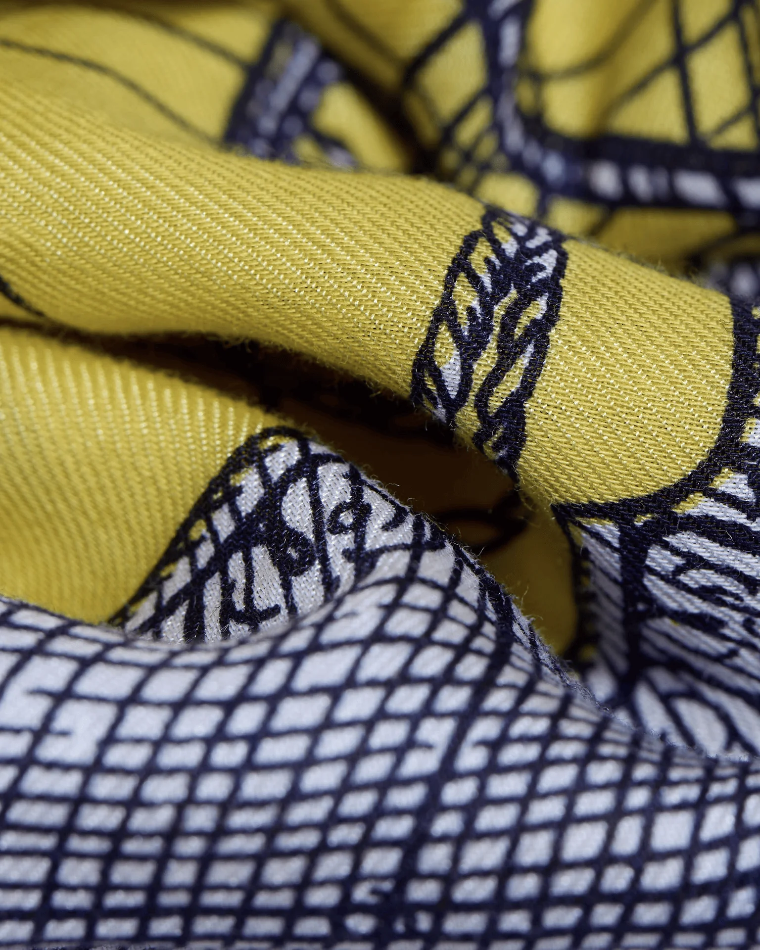 Square / Carre 130 Des Rives et Des Reves in Yellow - Image 4