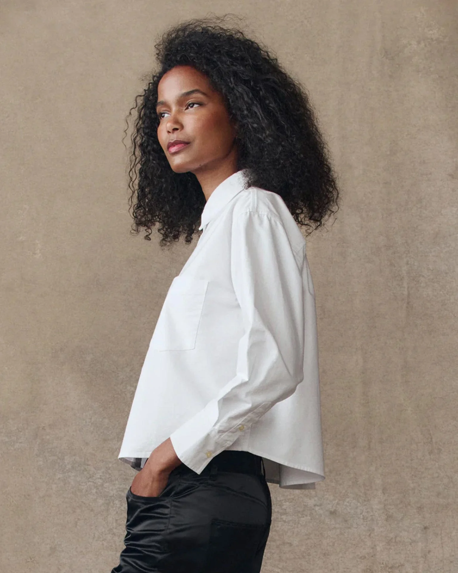The Cropped Oxford Shirt in White - Image 3