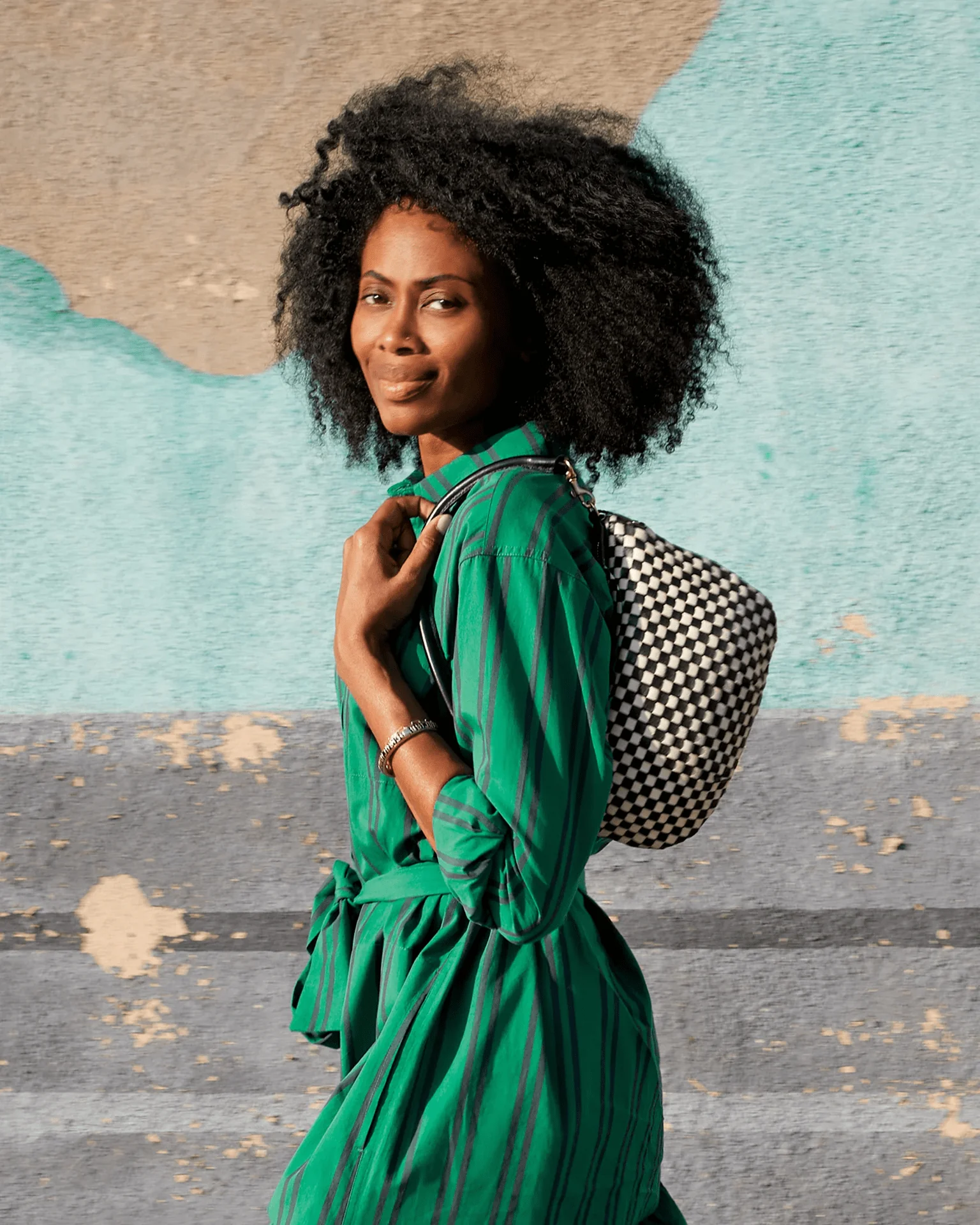 Woven Checker Petit Moyen Messenger in Black & Cream - Image 2